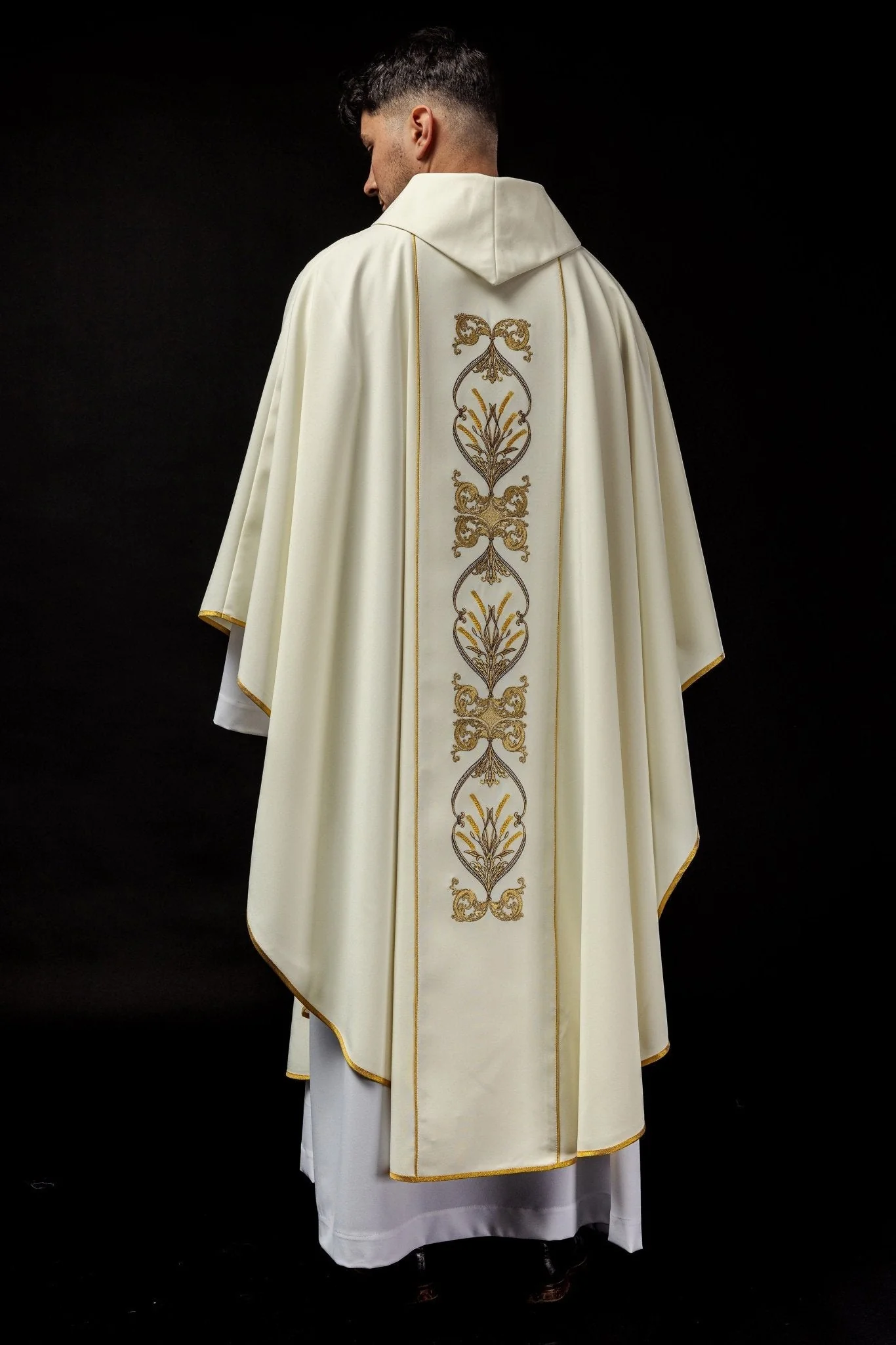 Chasuble with embroidered chalice symbol in ecru - Image 6