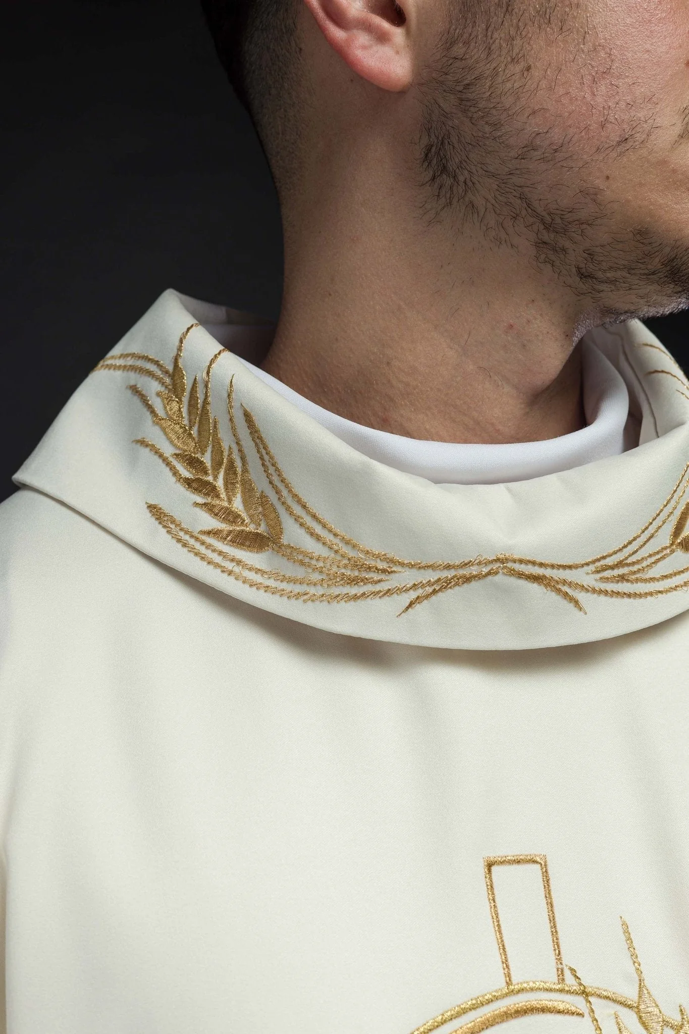 Chasuble with embroidered cross and ear motifs in ecru color - Image 3