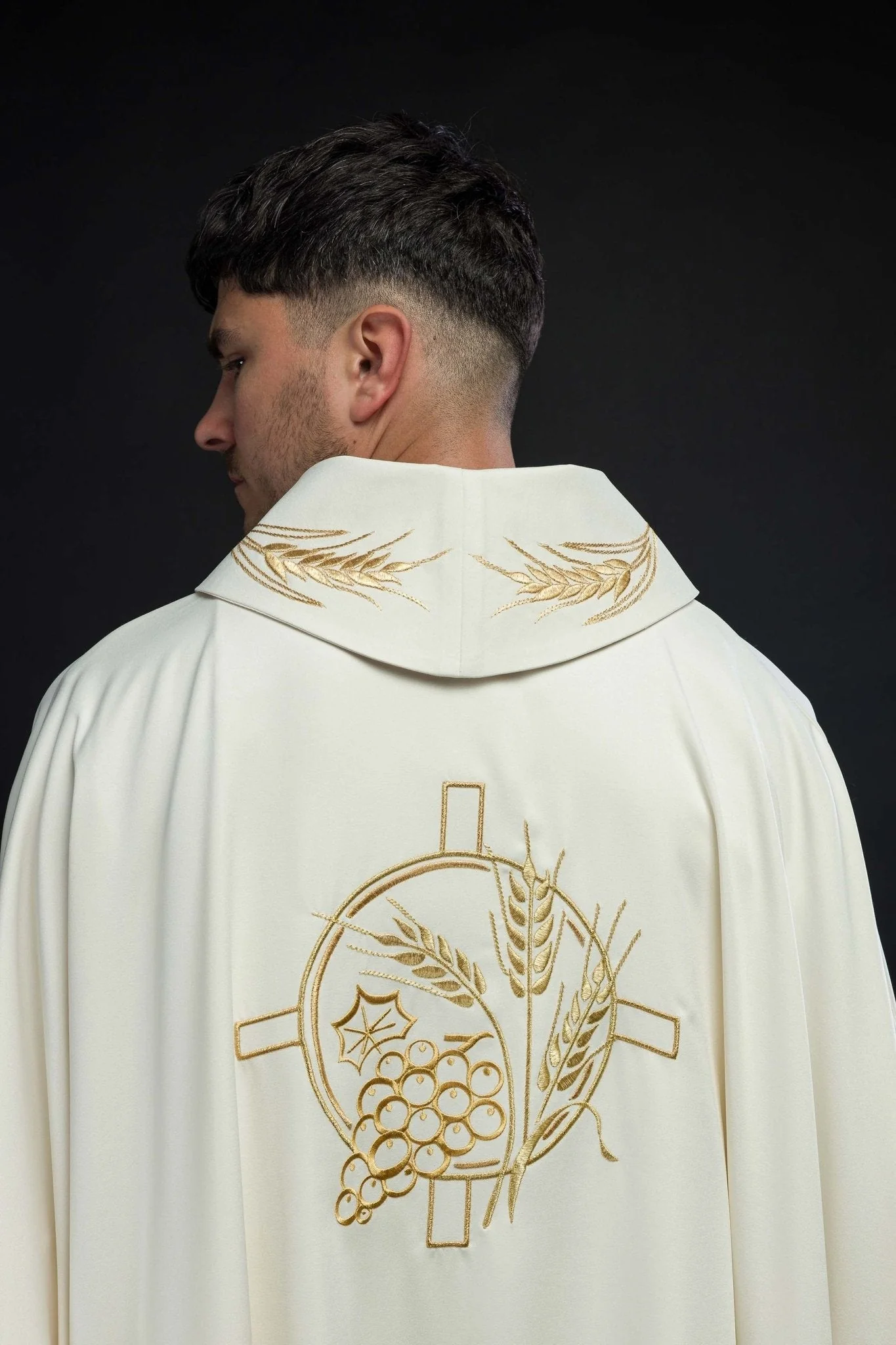 Chasuble with embroidered cross and ear motifs in ecru color - Image 4