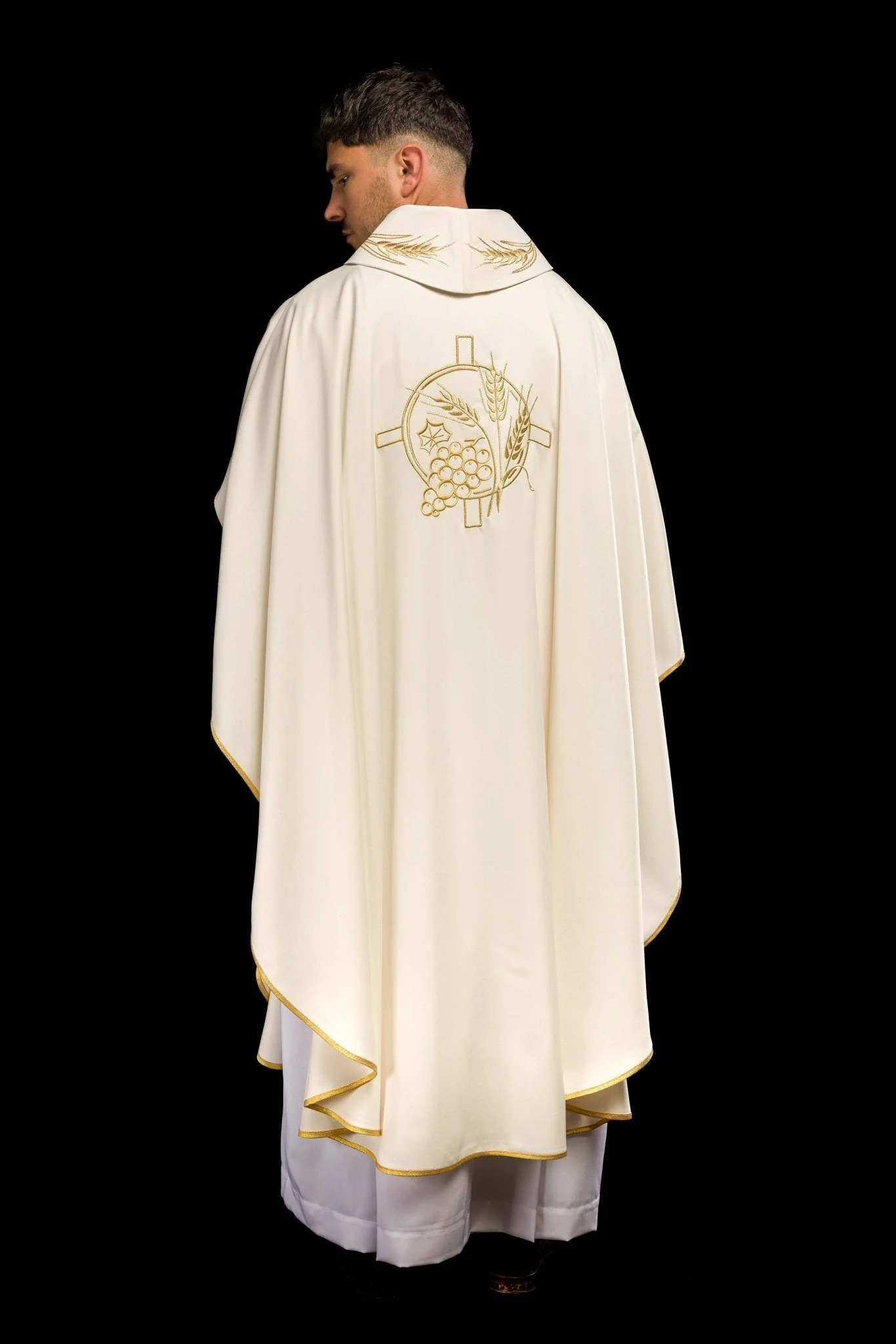 Chasuble with embroidered cross and ear motifs in ecru color - Image 5