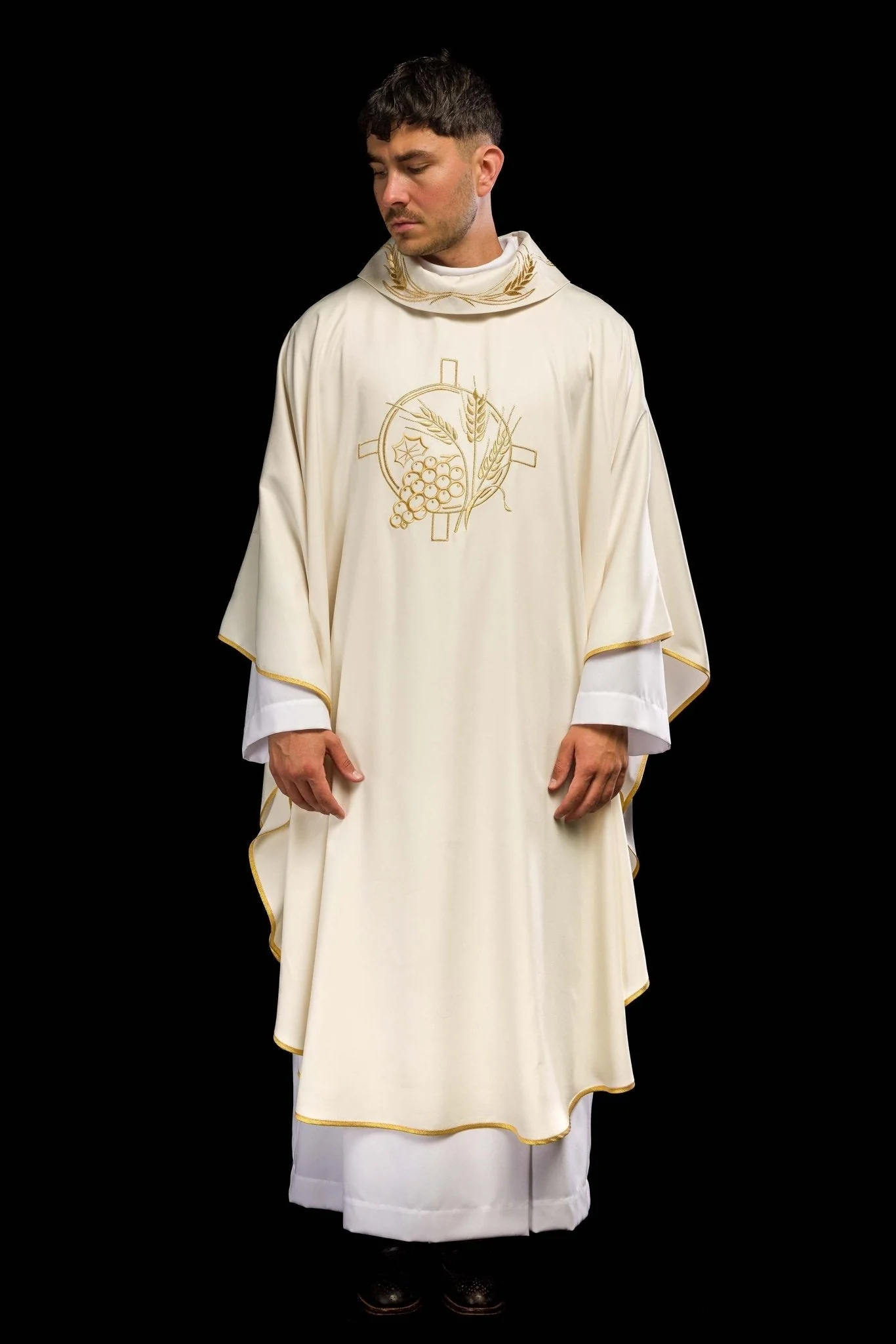 Chasuble with embroidered cross and ear motifs in ecru color - Image 6