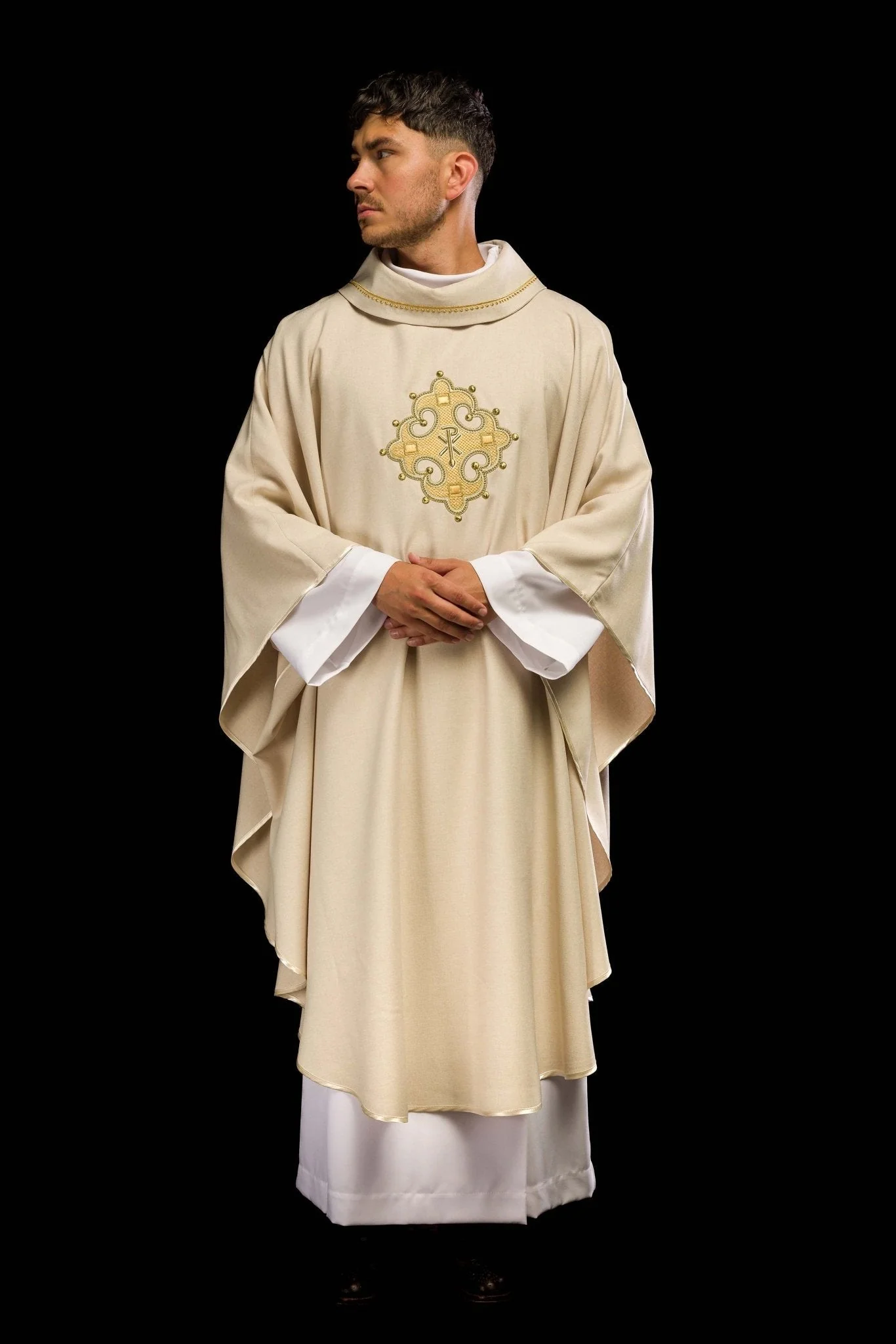 Chasuble with embroidered cross and gold trim on the ecru collar - Image 2