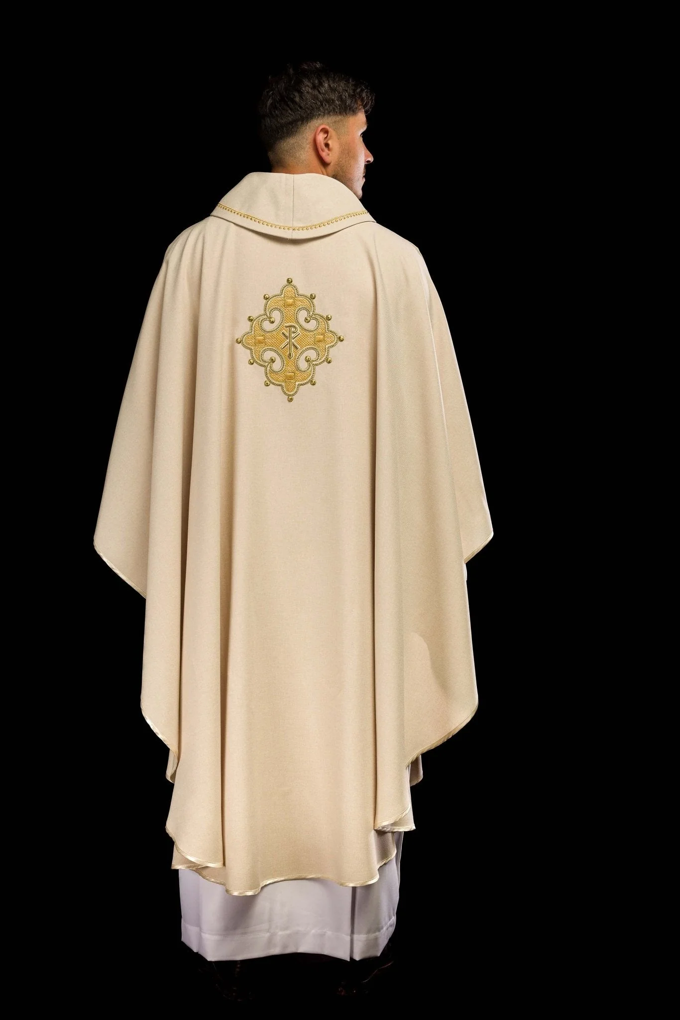 Chasuble with embroidered cross and gold trim on the ecru collar - Image 6