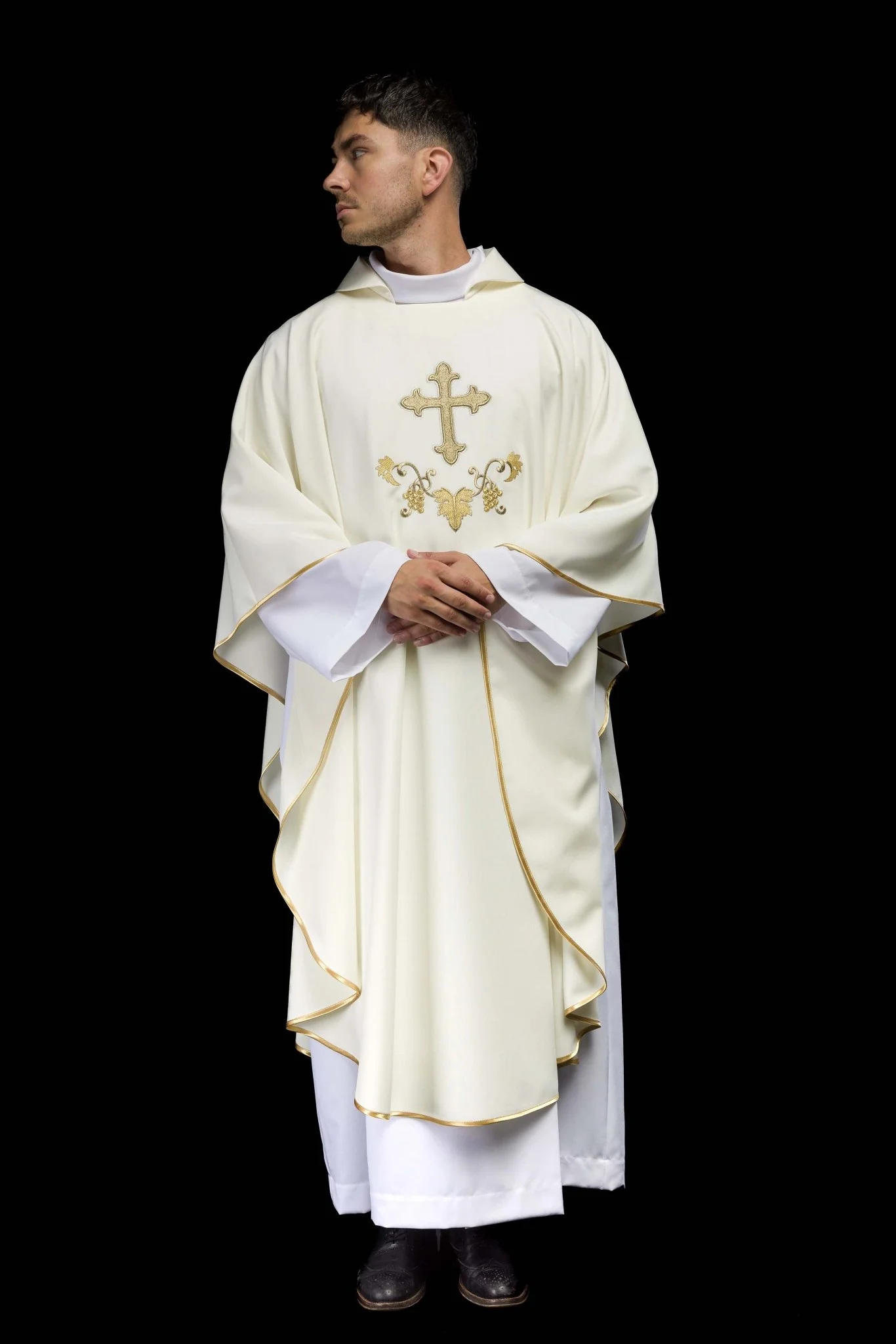 Chasuble with embroidered cross symbol and wide ecru collar - Image 10