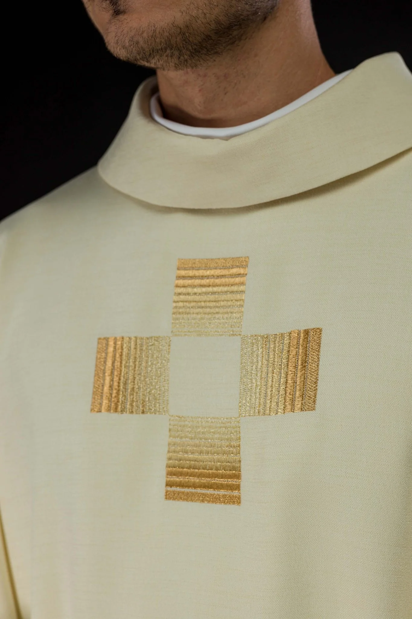 Chasuble with embroidered Crosses in ecru - Image 4