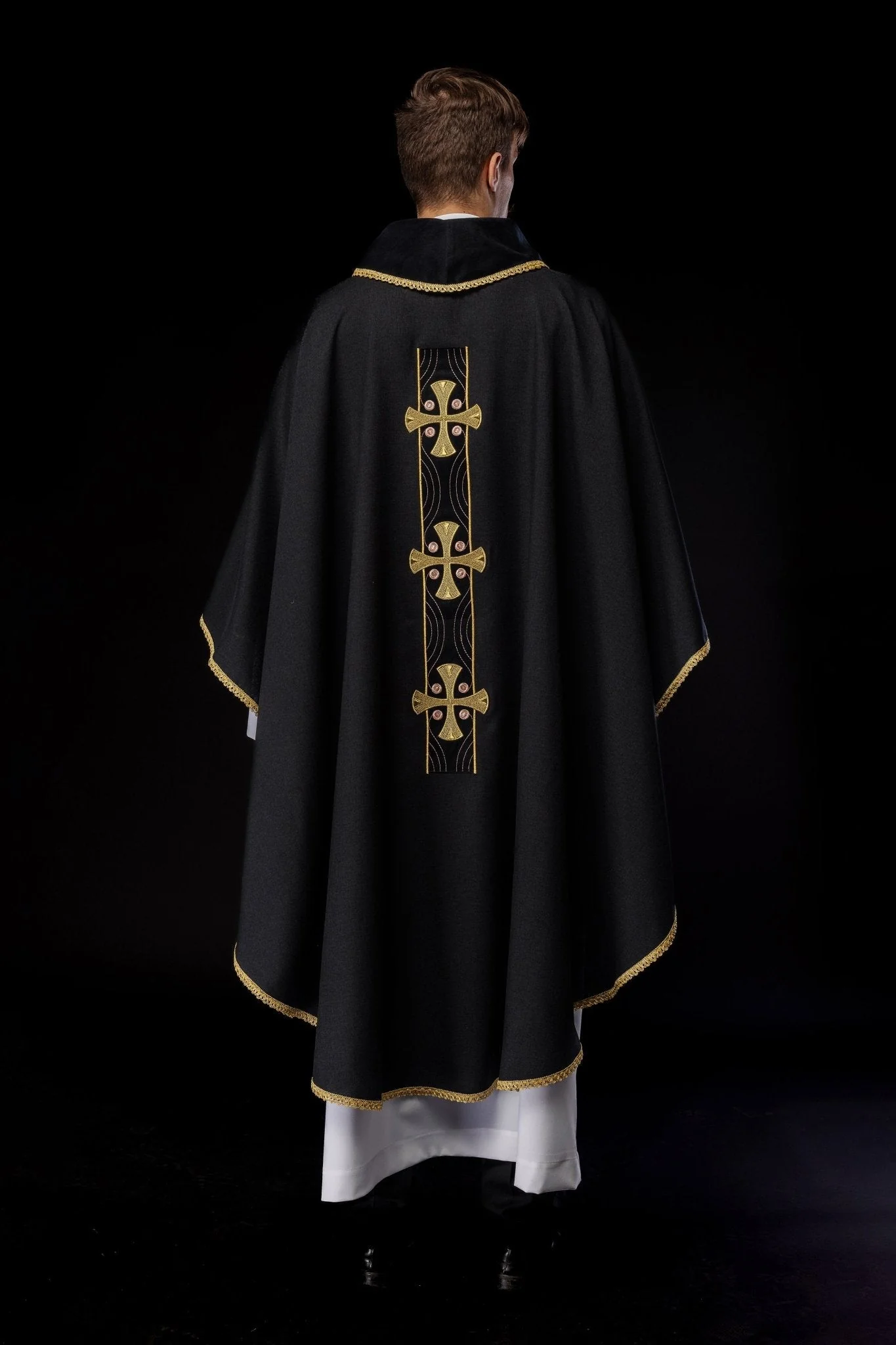 Chasuble with embroidered gold crosses and piping on the collar in black - Image 9