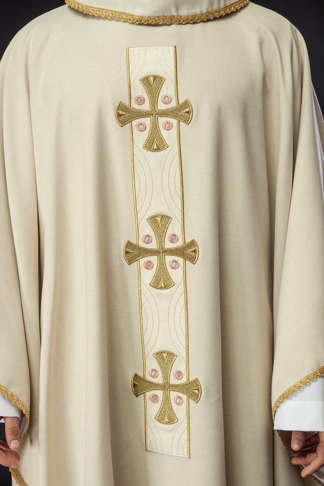 Chasuble with embroidered gold crosses and piping on the collar in ecru - Image 3