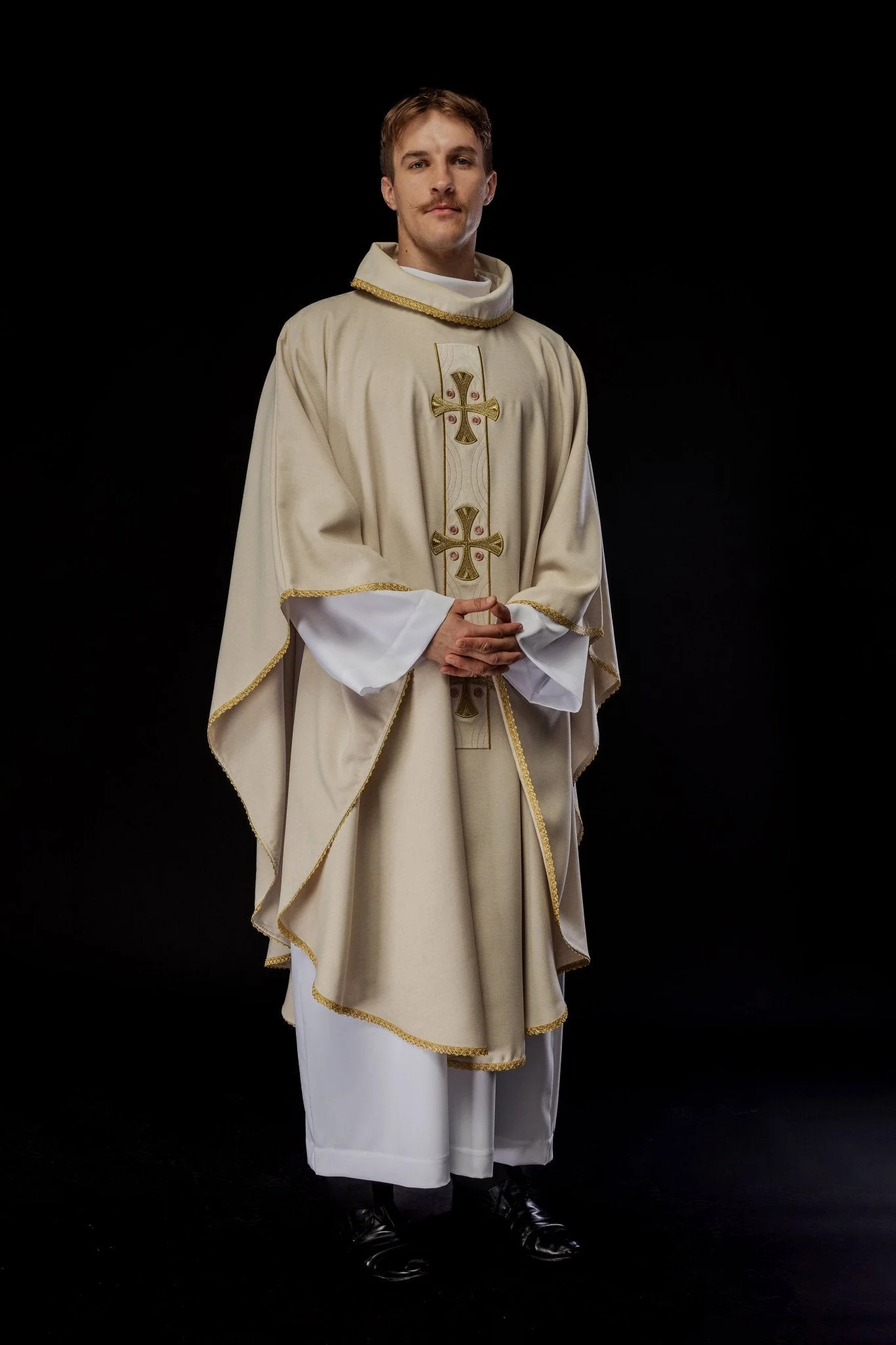Chasuble with embroidered gold crosses and piping on the collar in ecru - Image 9