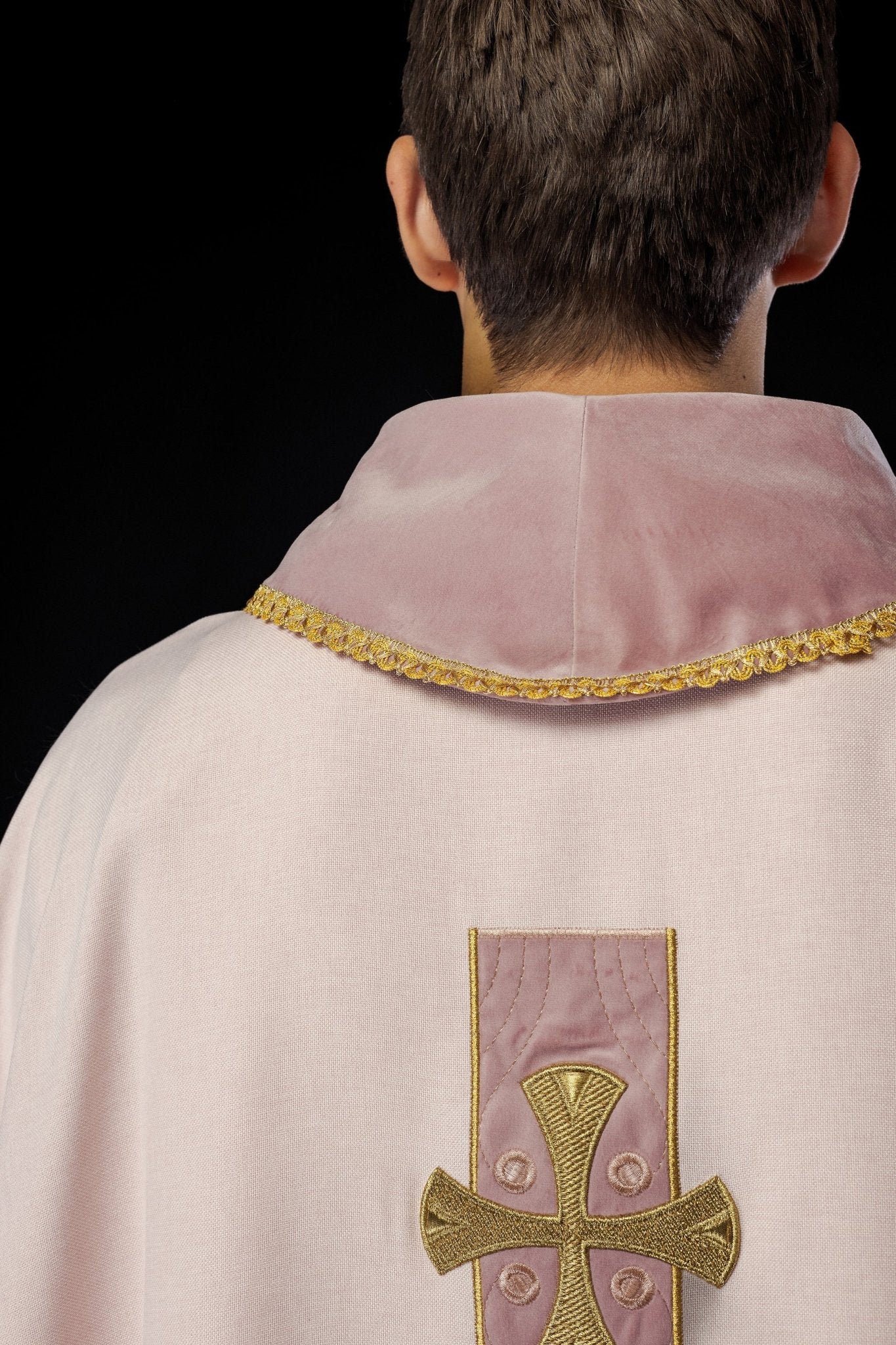 Chasuble with embroidered gold crosses and piping on the collar in pink - Image 7