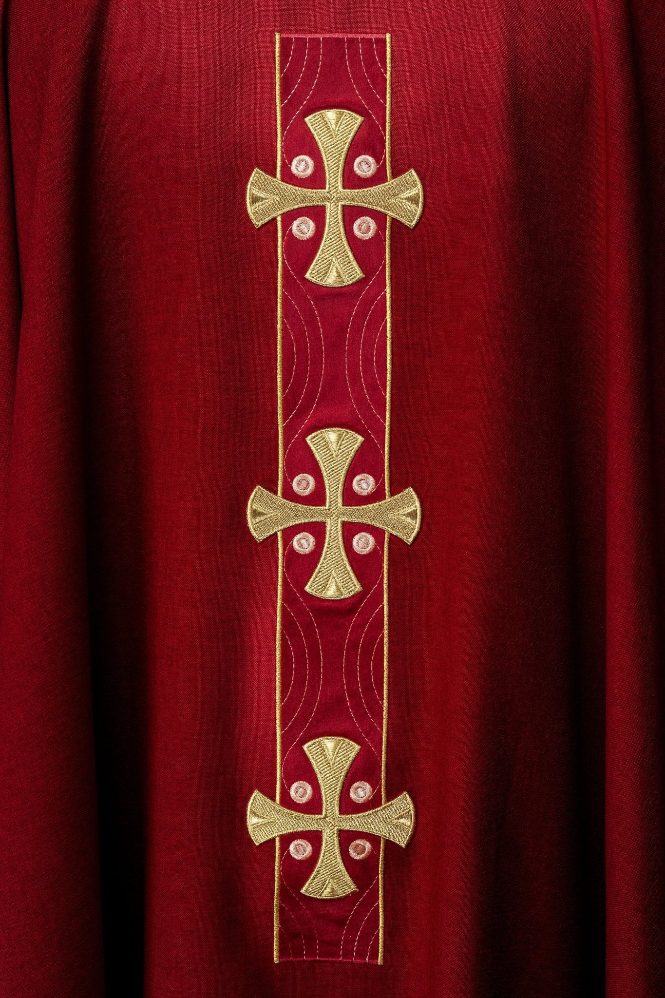 Chasuble with embroidered gold crosses and piping on the collar in red - Image 3