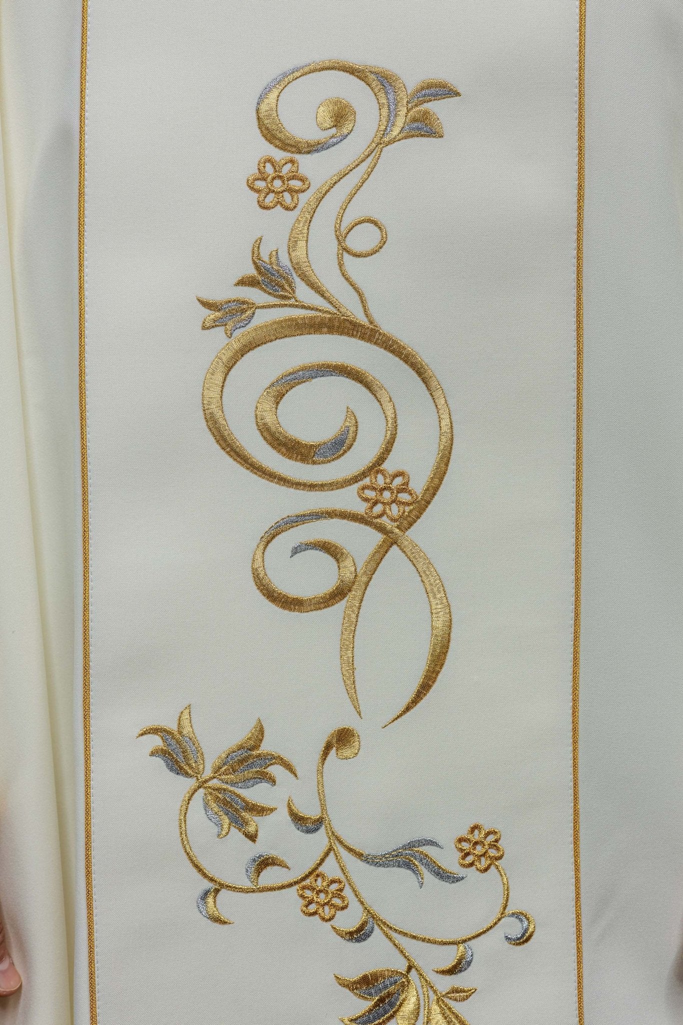 Chasuble with embroidered image of the Holy Trinity - Image 5