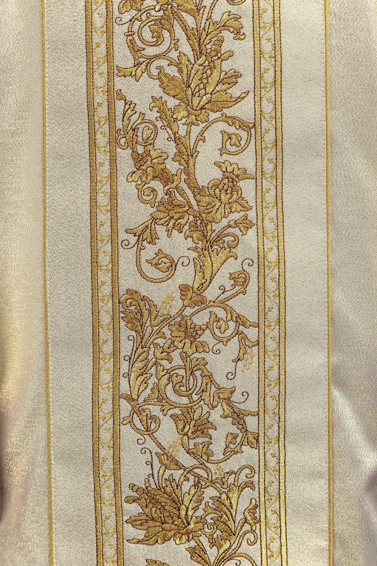 Chasuble with Eucharistic chalice embroidery in gold - Image 4