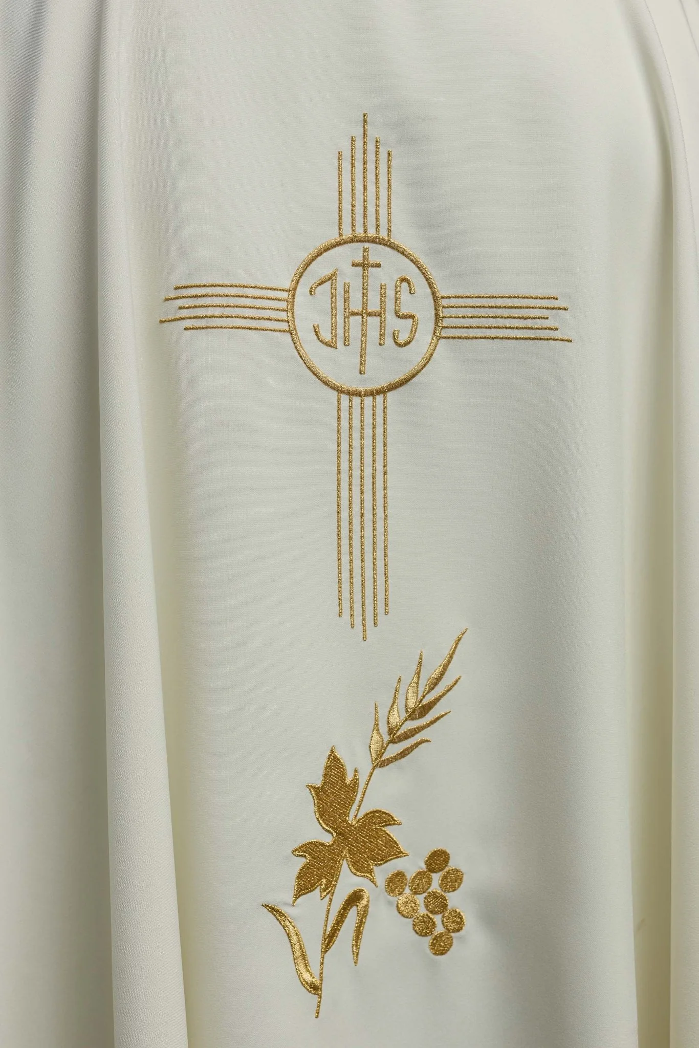 Chasuble with IHS embroidery in ecru - Image 3