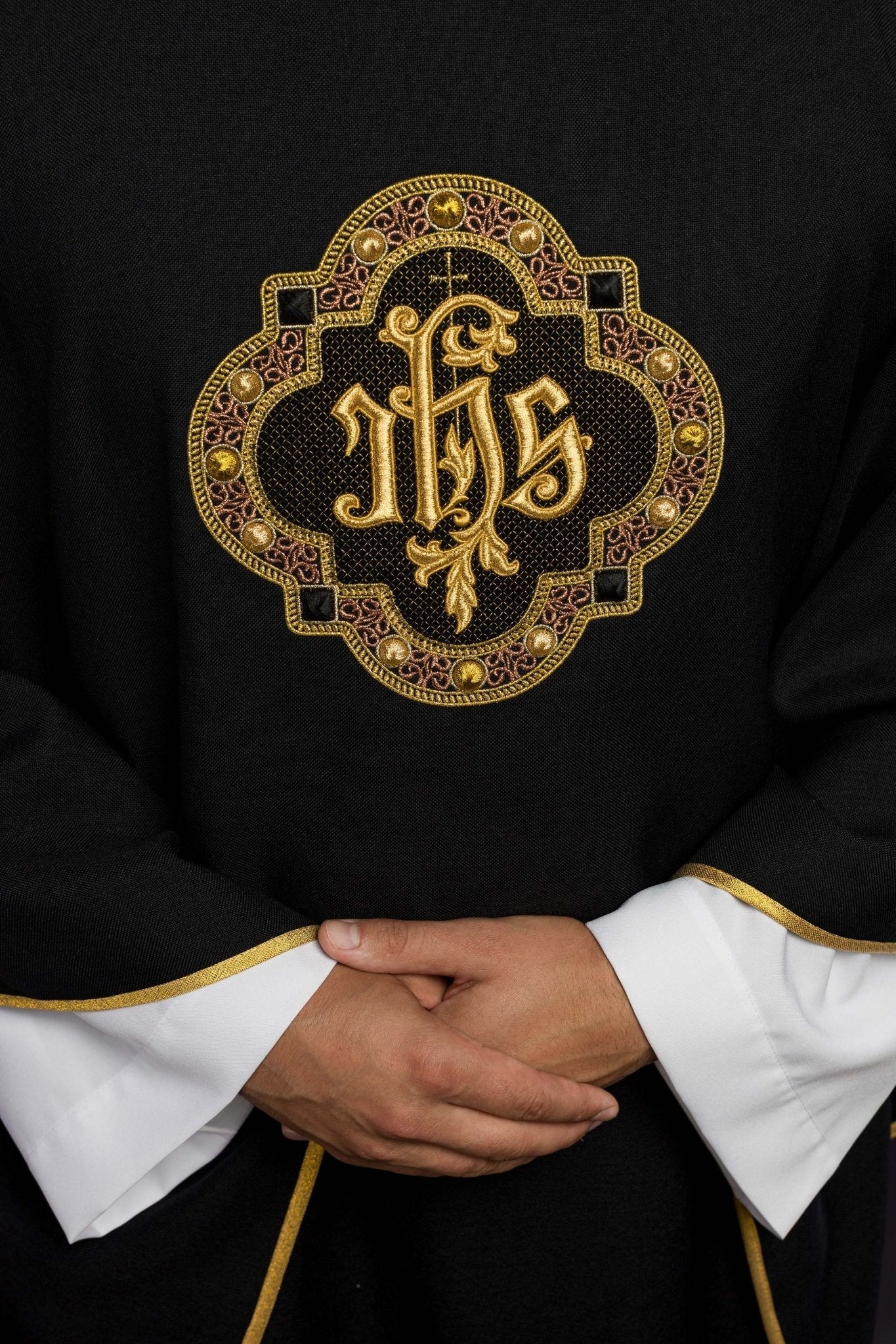 Chasuble with rich IHS embroidery and a colored collar black - Image 3