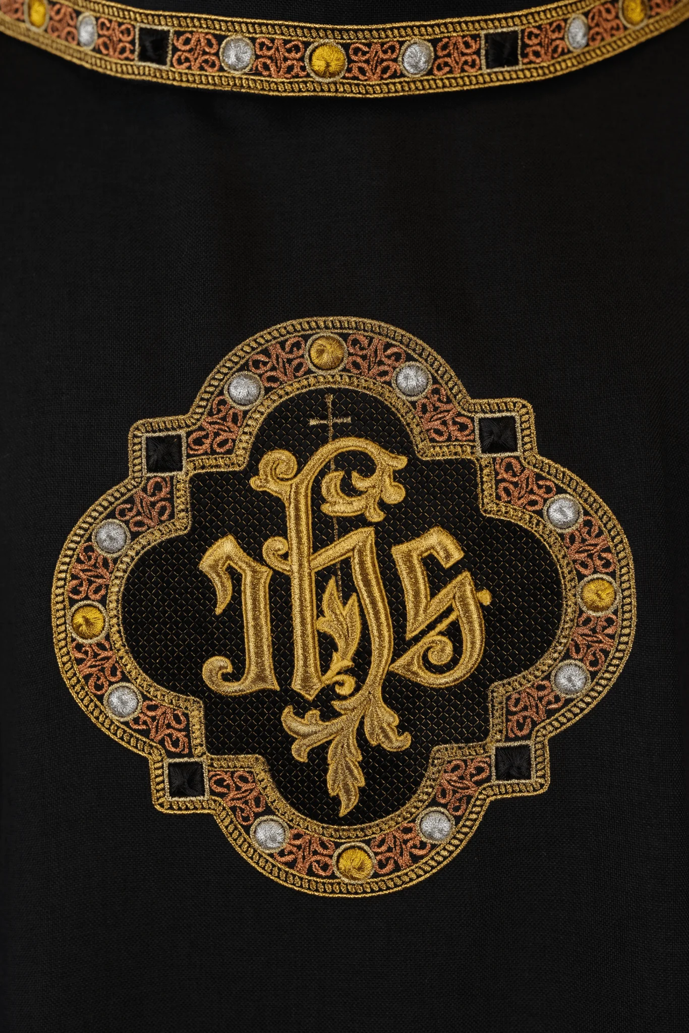 Chasuble with rich IHS embroidery and a colored collar black - Image 4