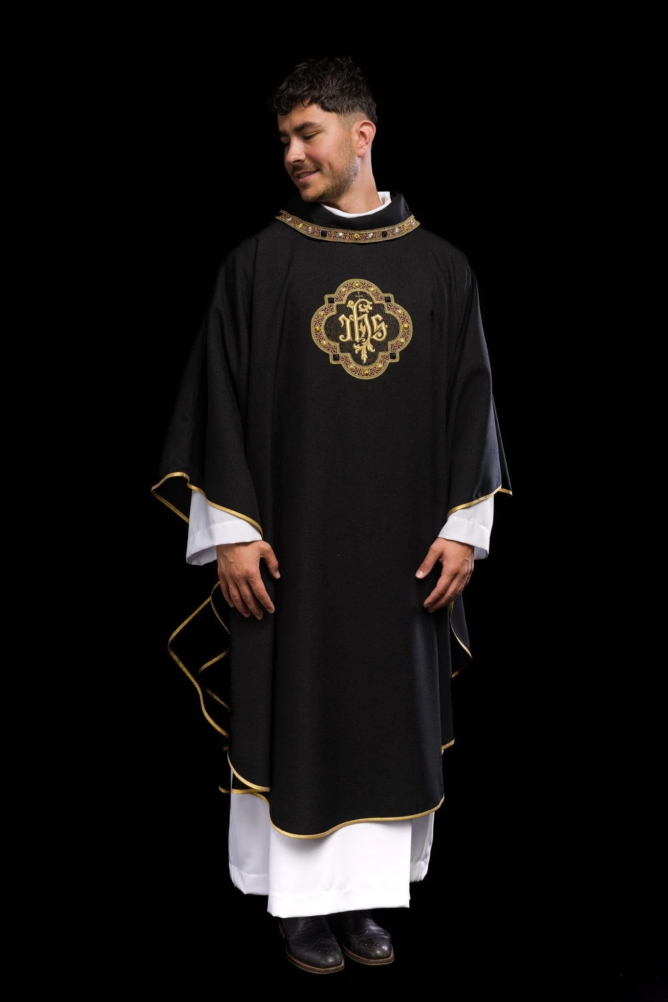 Chasuble with rich IHS embroidery and a colored collar black - Image 7