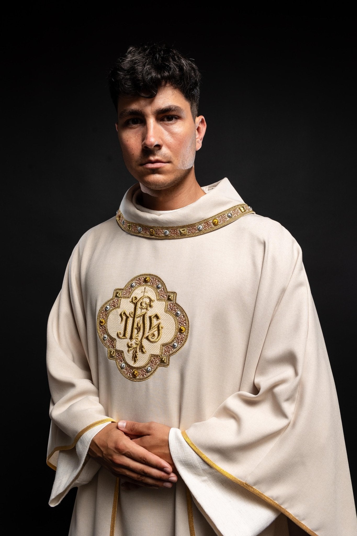 Chasuble with rich IHS embroidery and a colored collar ecru
