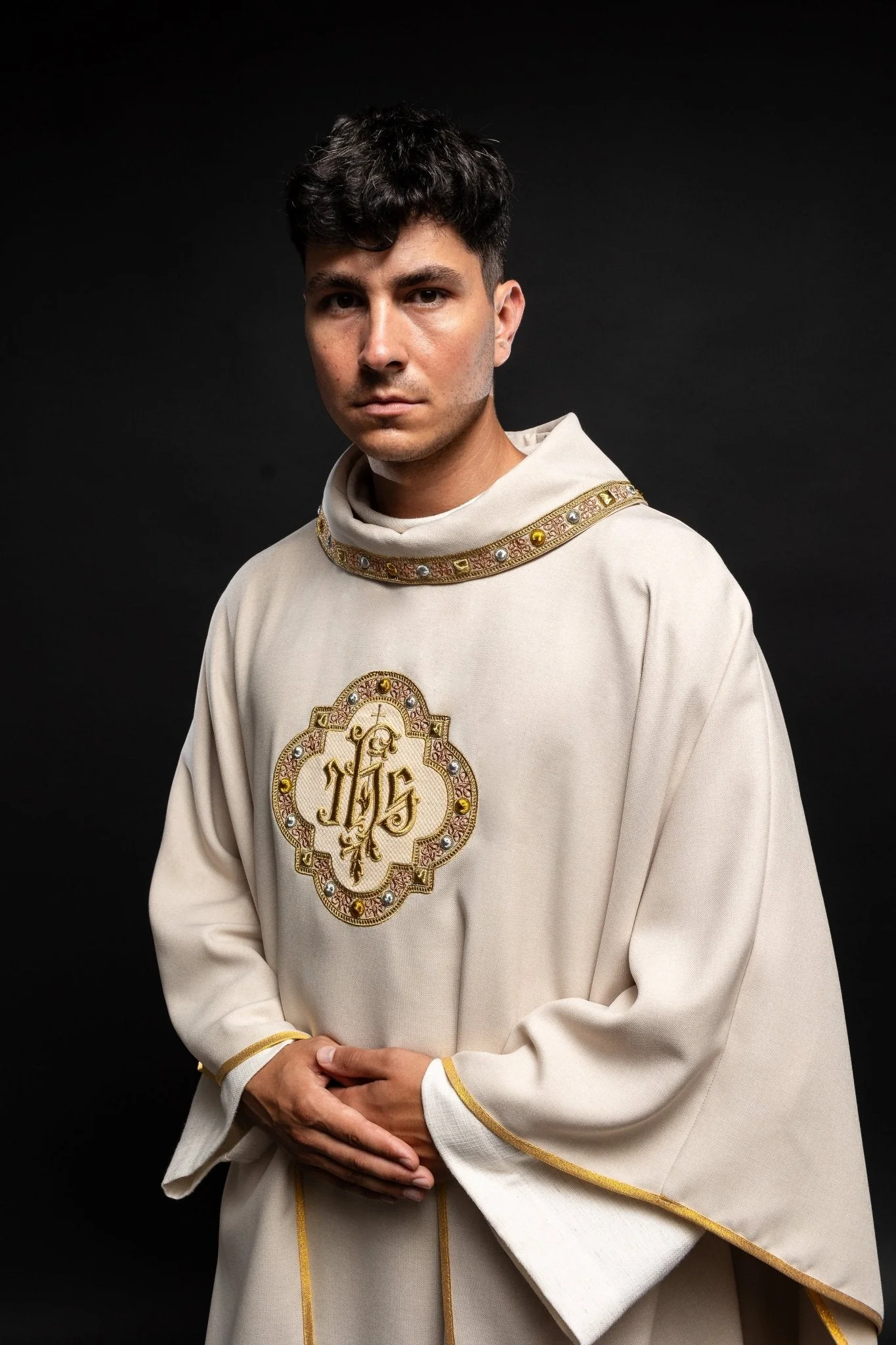 Chasuble with rich IHS embroidery and a colored collar ecru - Image 7