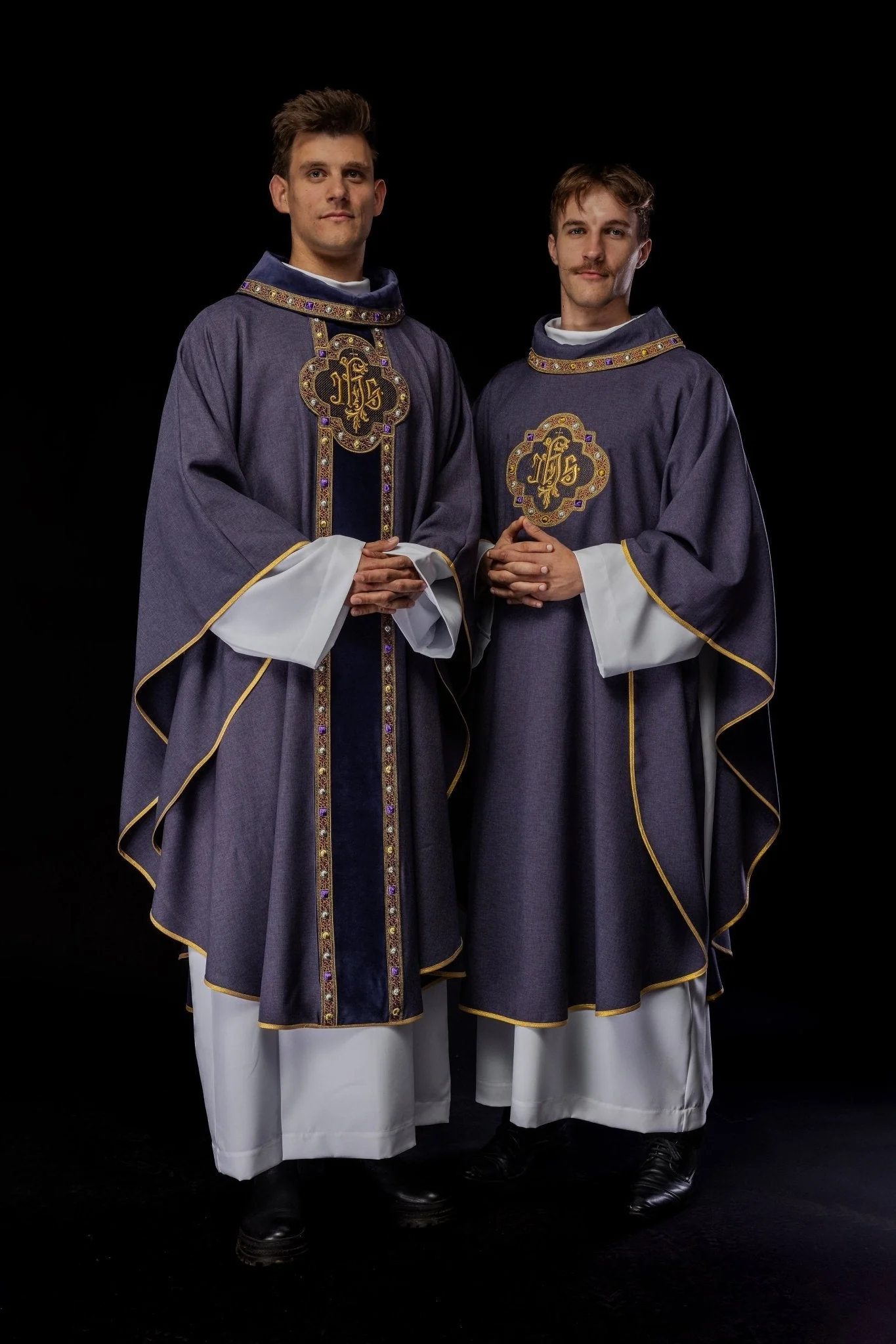 Chasuble with rich IHS embroidery and a colored collar ecru - Image 8