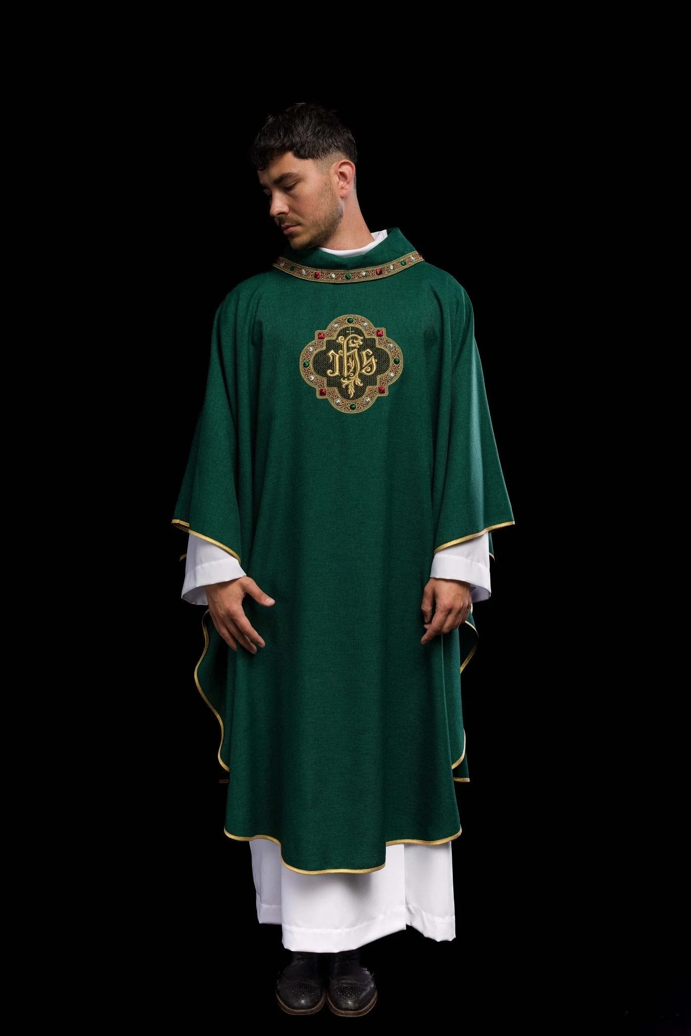 Chasuble with rich IHS embroidery and a colored collar green - Image 2