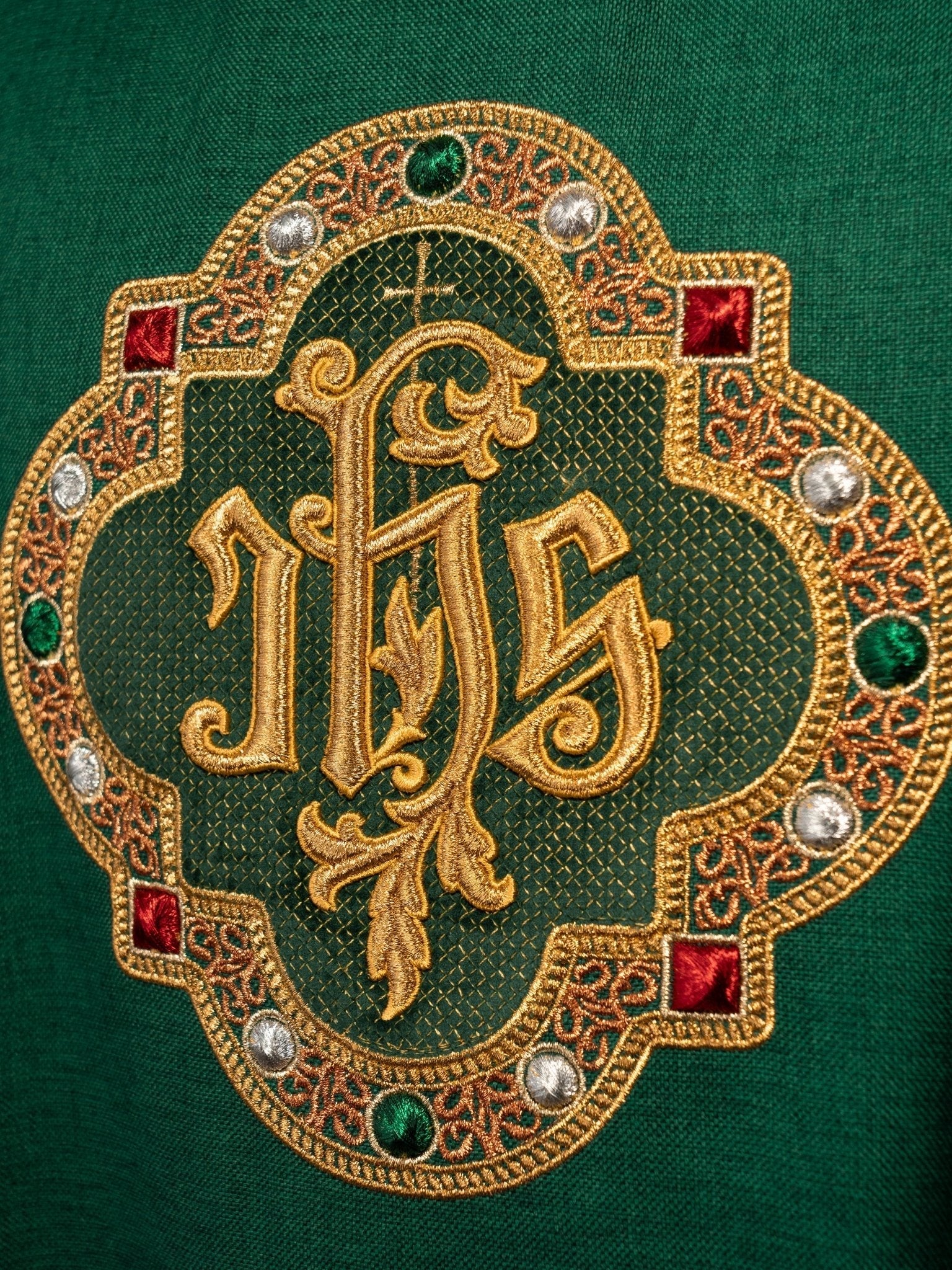 Chasuble with rich IHS embroidery and a colored collar green - Image 3
