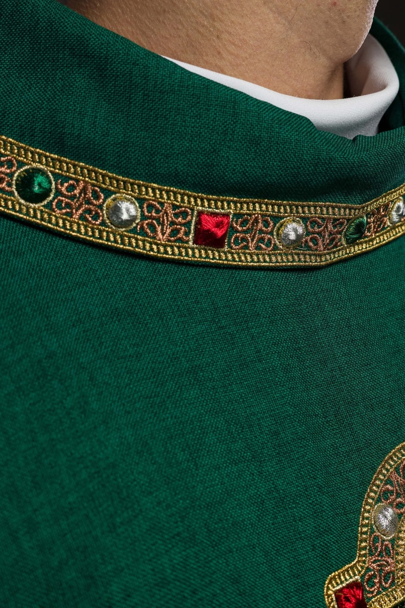 Chasuble with rich IHS embroidery and a colored collar green - Image 4