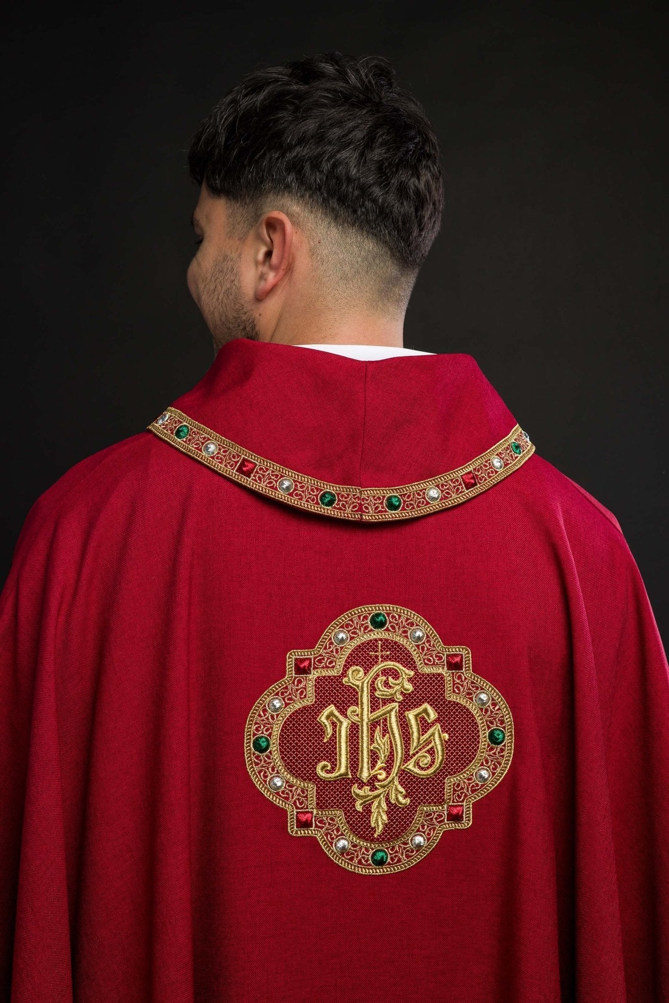 Chasuble with rich IHS embroidery and a colored collar red - Image 5