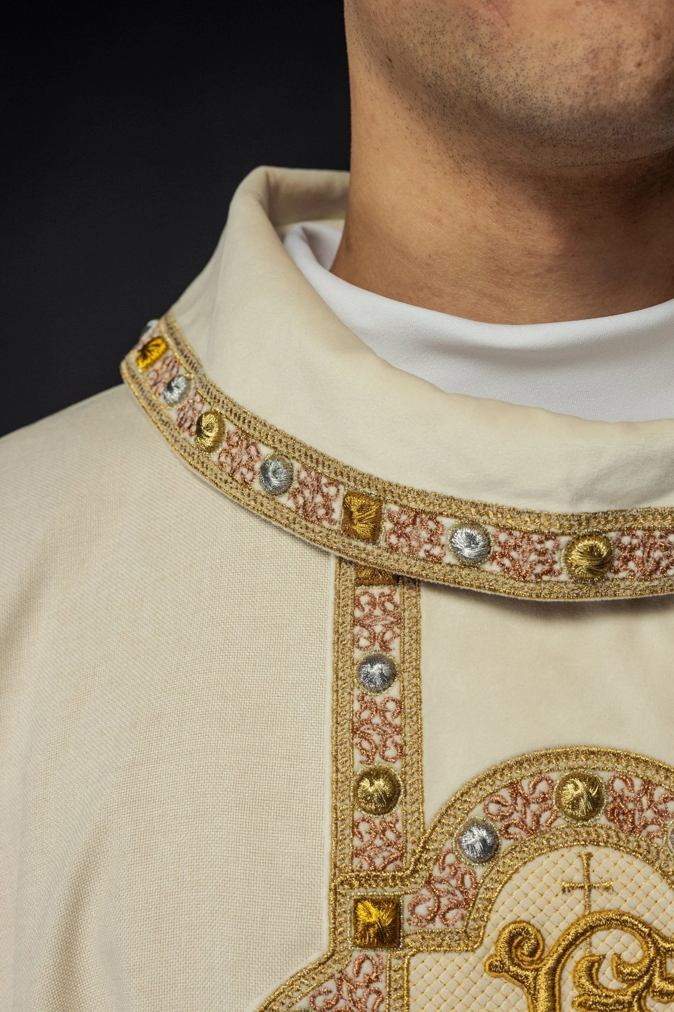 Chasuble with richly embroidered belt and piping around the IHS I collar embroidery in ecru - Image 5
