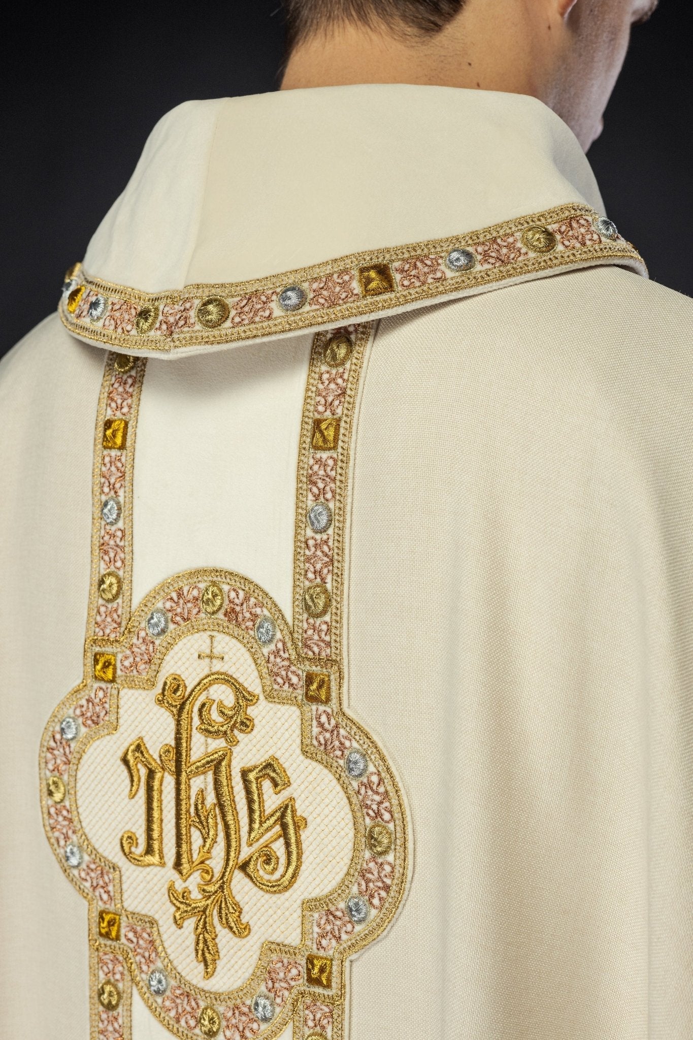 Chasuble with richly embroidered belt and piping around the IHS I collar embroidery in ecru - Image 6