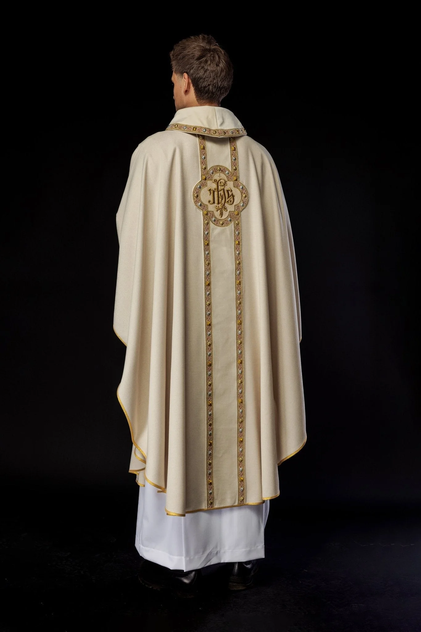 Chasuble with richly embroidered belt and piping around the IHS I collar embroidery in ecru - Image 7