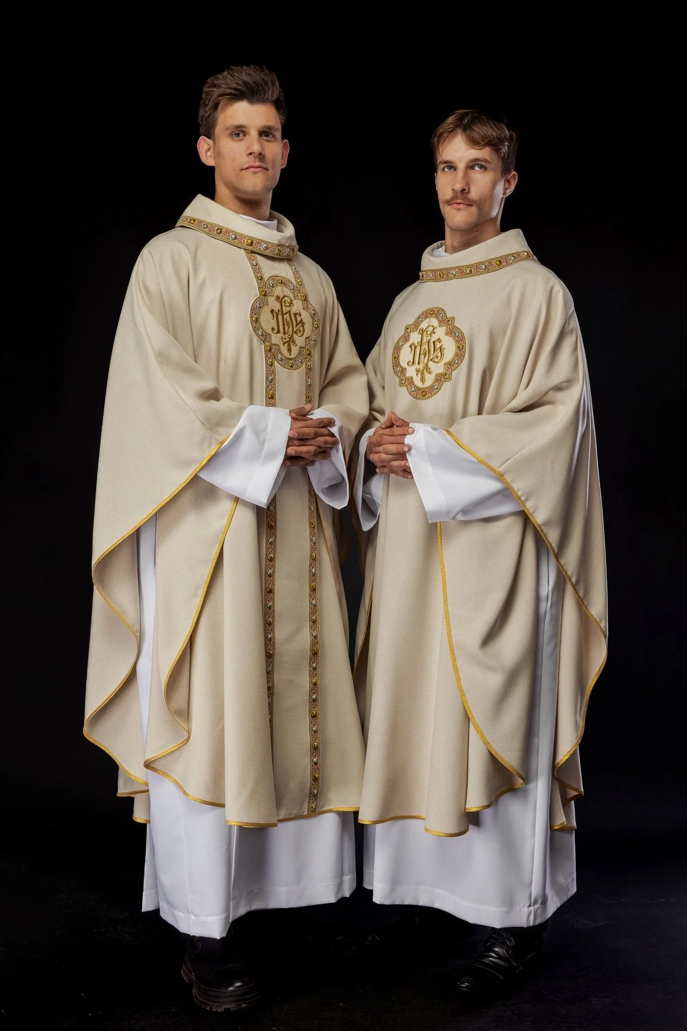 Chasuble with richly embroidered belt and piping around the IHS I collar embroidery in ecru - Image 8
