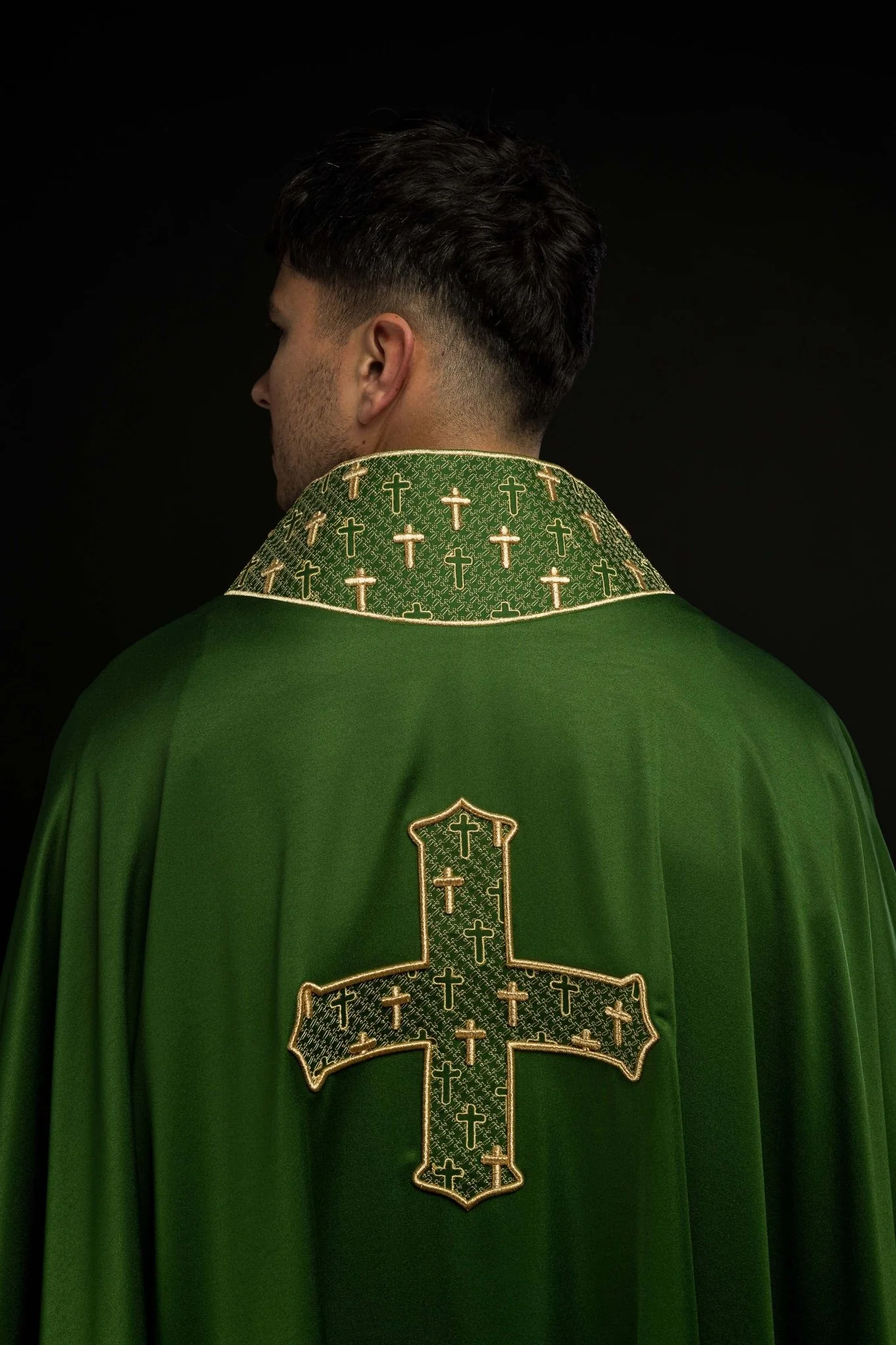 Chasuble with richly embroidered cross and collar in green - Image 7