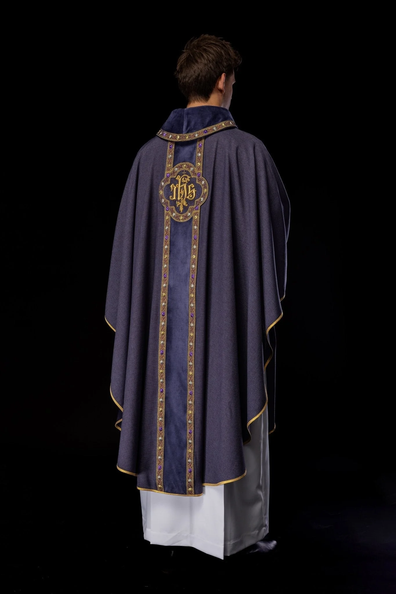 Chasuble with richly embroidered orphrey and piping around the IHS I collar embroidery in purple - Image 7