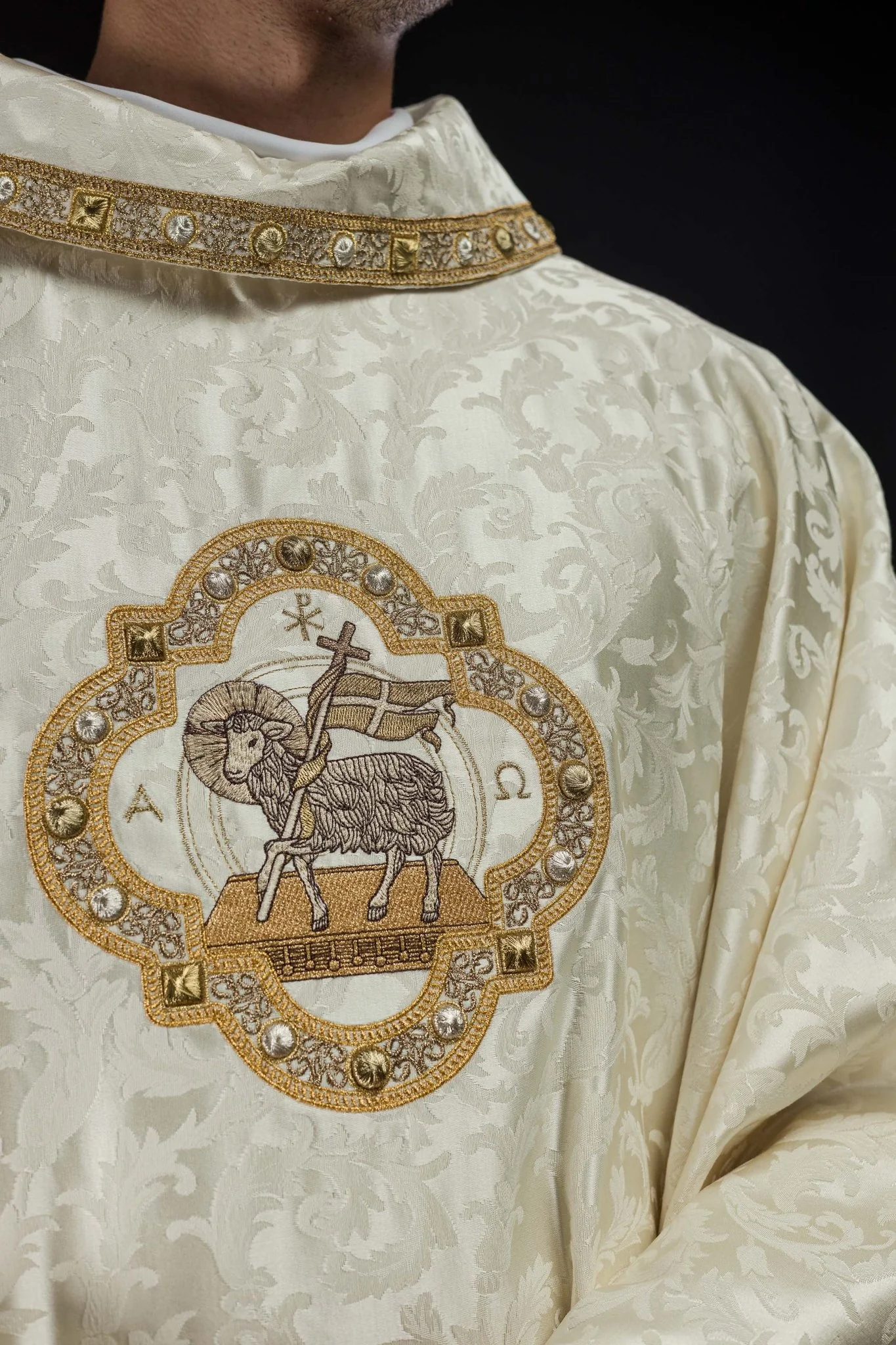 Chasuble with the Lamb of God for Easter made of decorative fabric - Image 3