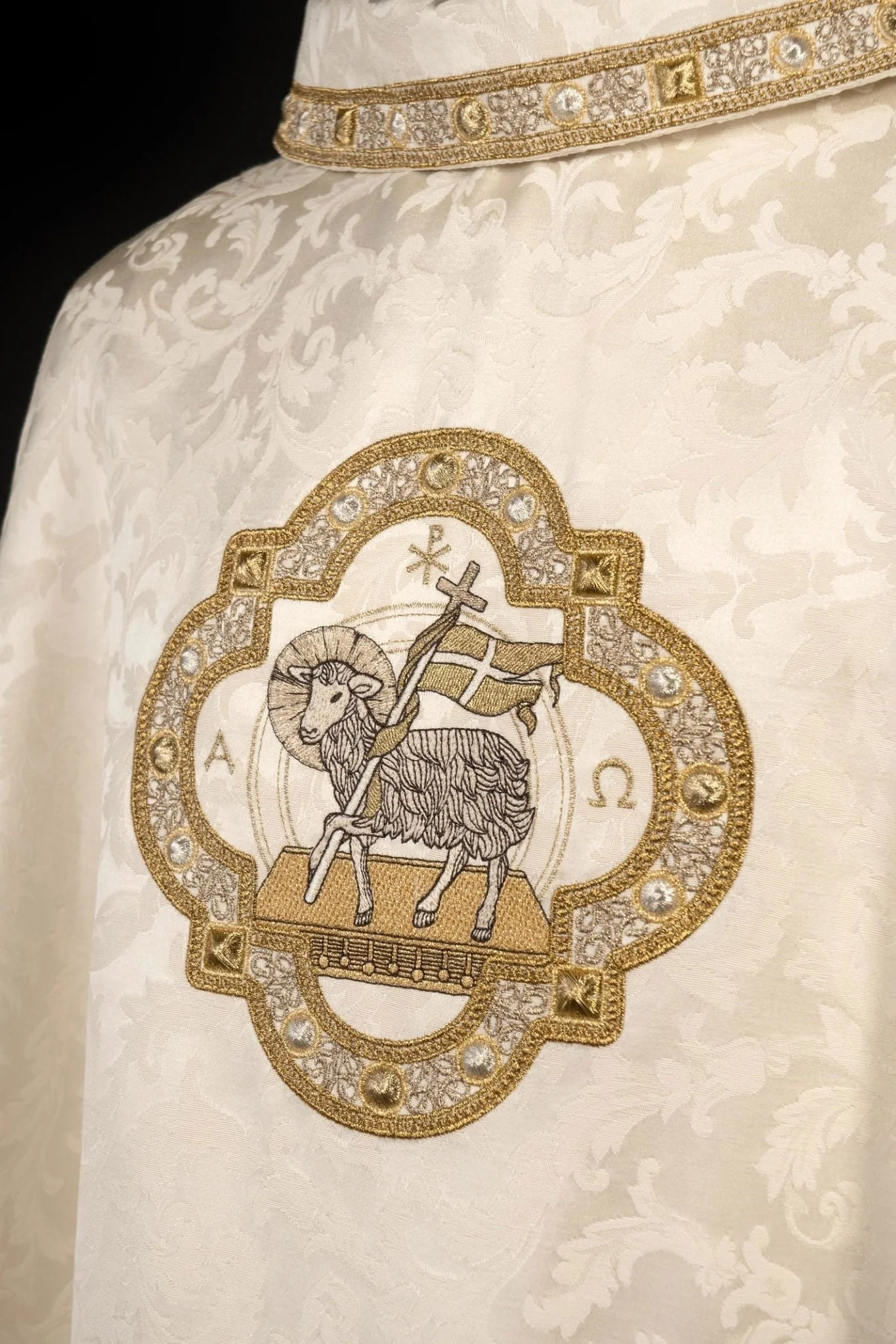 Chasuble with the Lamb of God for Easter made of decorative fabric - Image 9