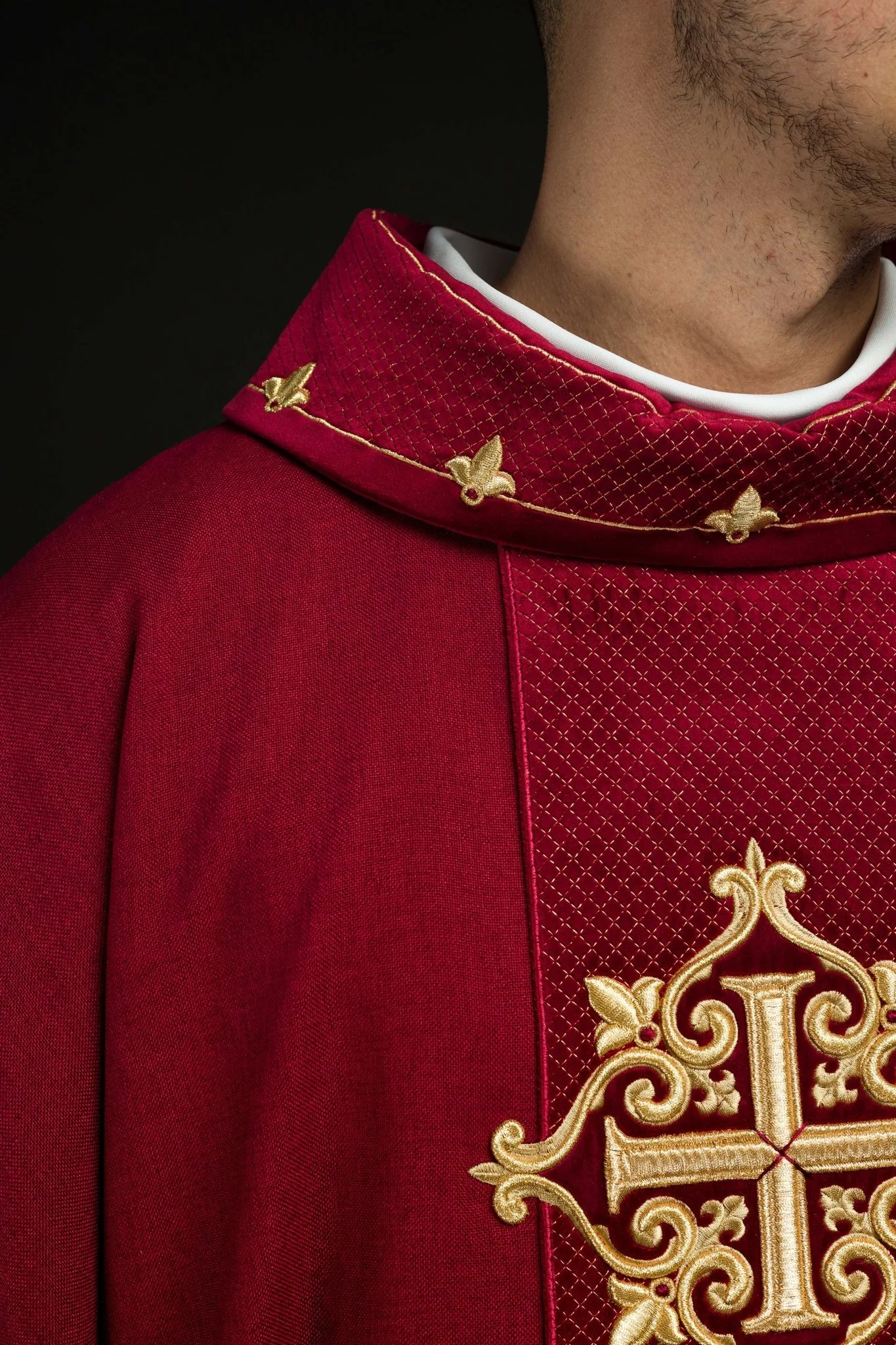 Chasuble with Velvet Red Band and Cross Embroidery - Image 4