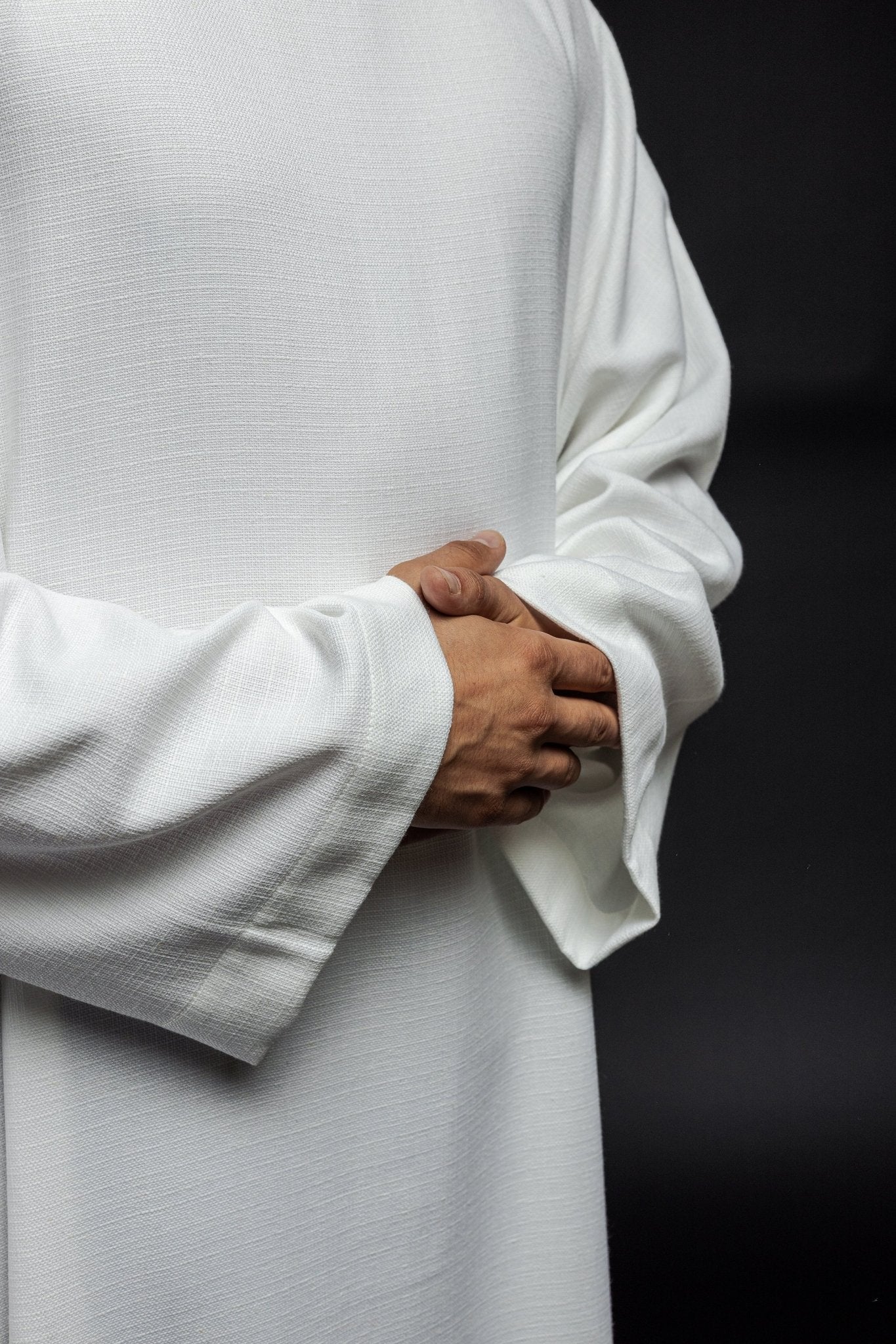 Clergy alb made of white linen fabric - Image 3