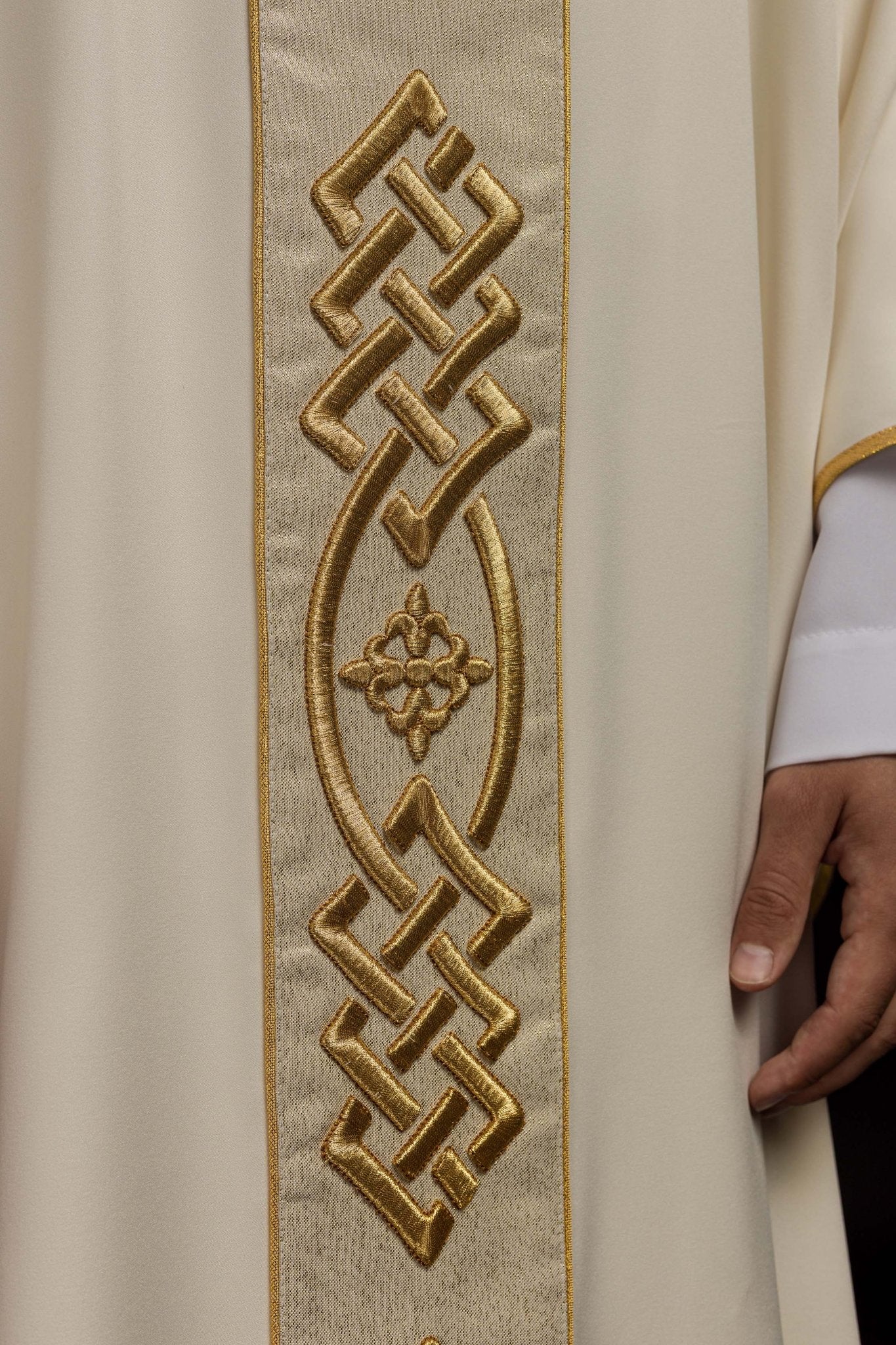 Cream colored chasuble with narrow embroidery - Image 5