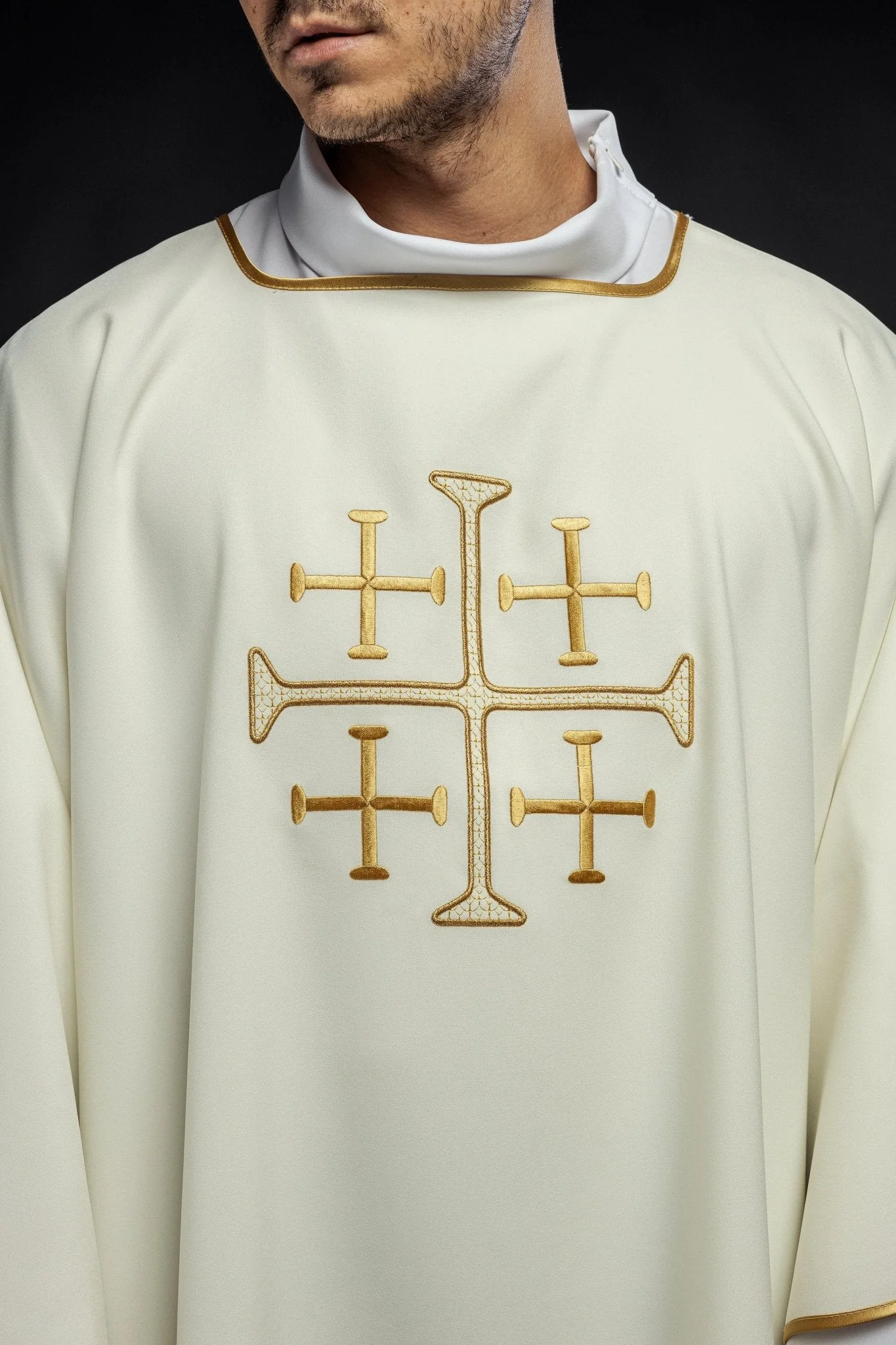 Cream dalmatic with crosses embroidery - Image 3