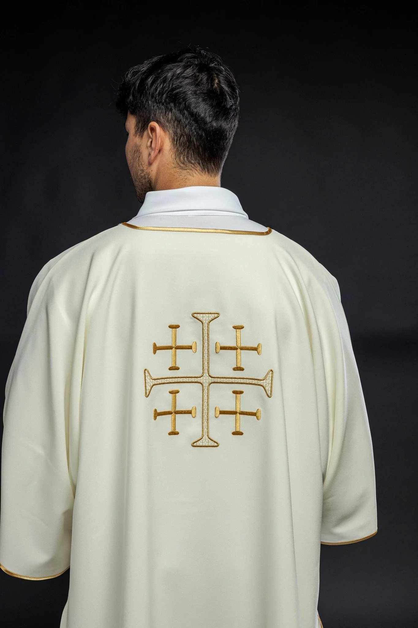 Cream dalmatic with crosses embroidery - Image 4