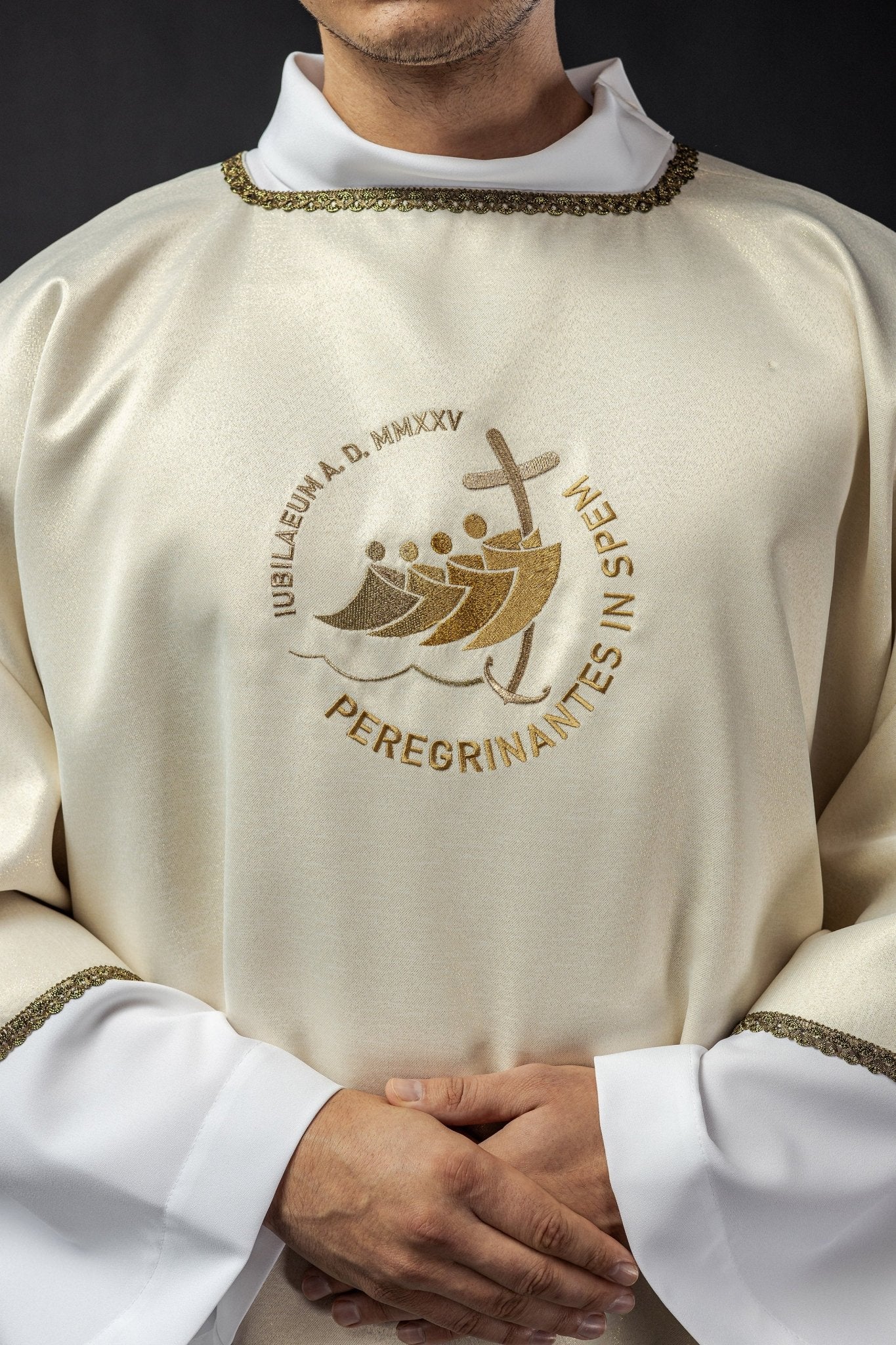 Dalmatic with JUBILEE ROME 2025 embroidery on a shimmering ecru fabric - Image 2