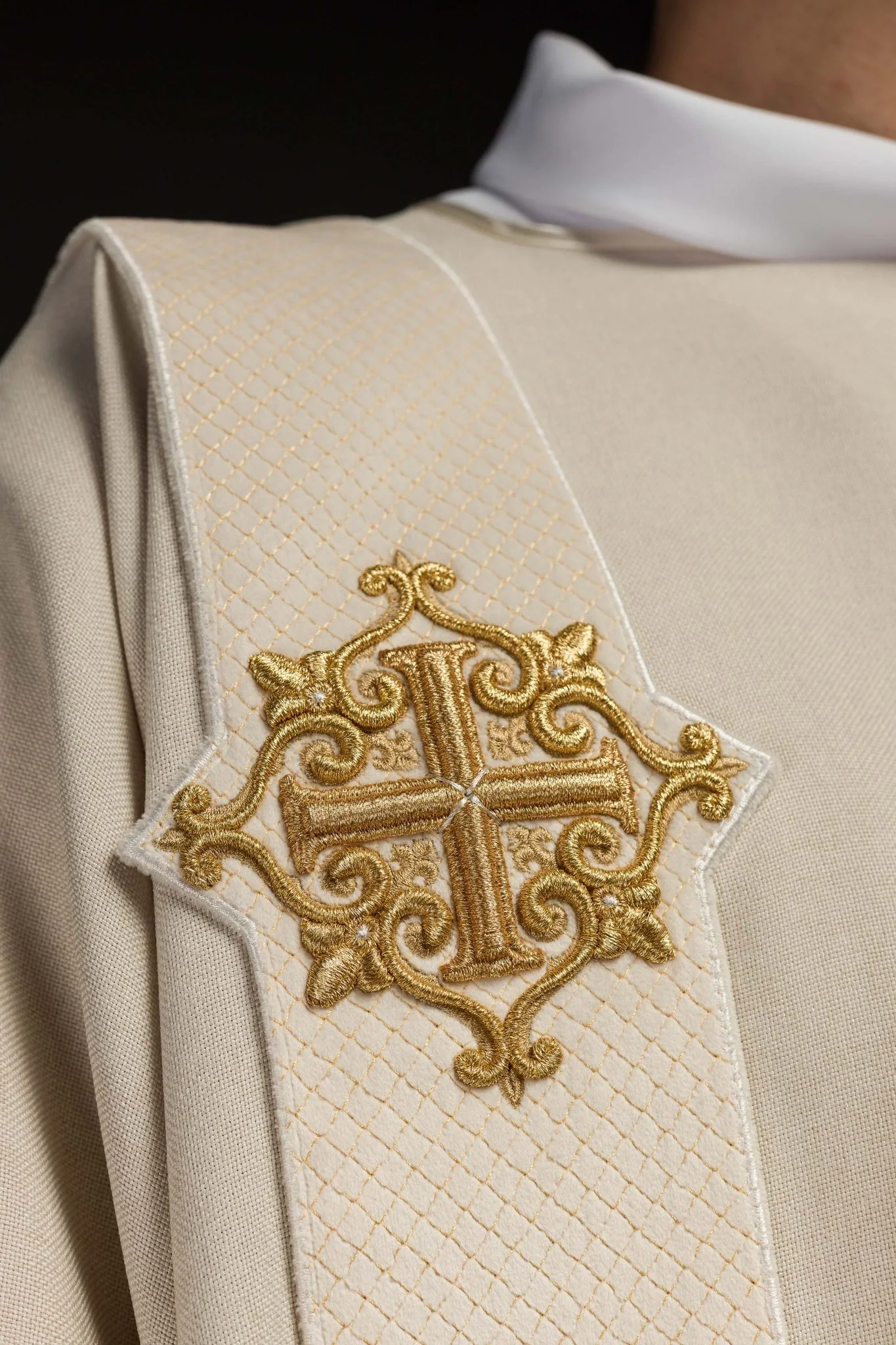 Ecru dalmatic with velvet bands and cross symbols - Image 4