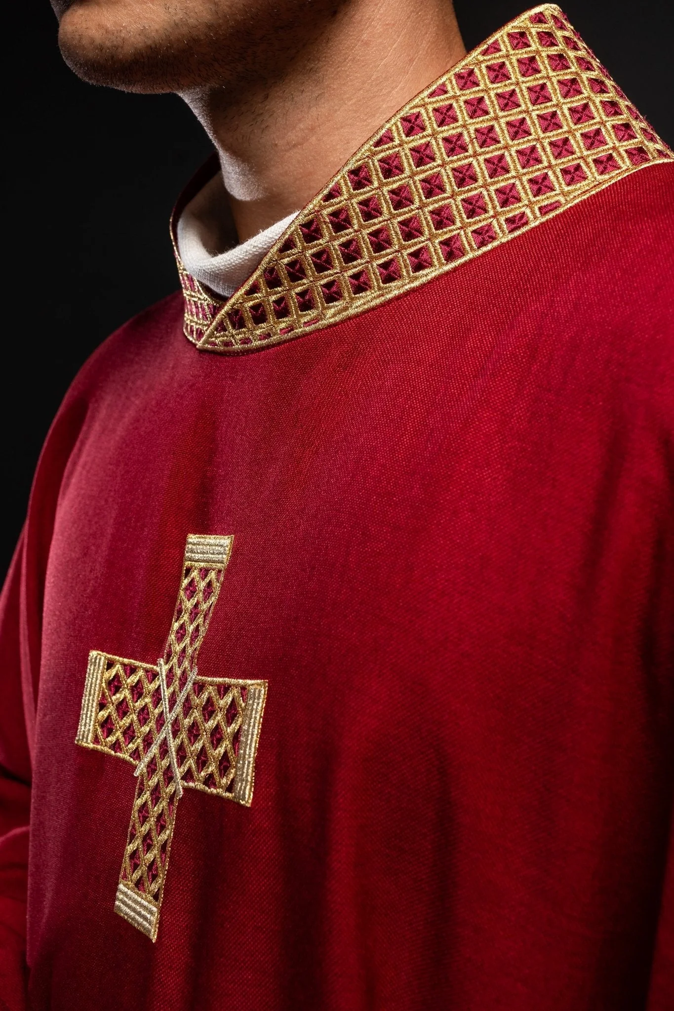Dark red chasuble with decorative gold collar - Image 4