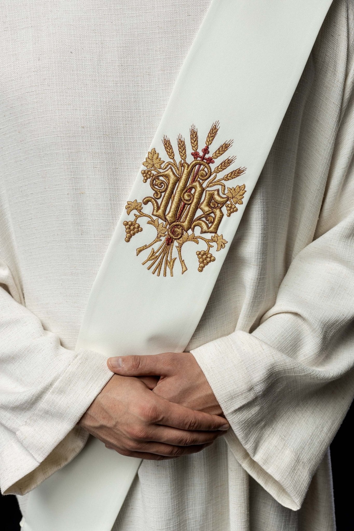 Deacon stole with grape and cross motif in ecru - Image 3