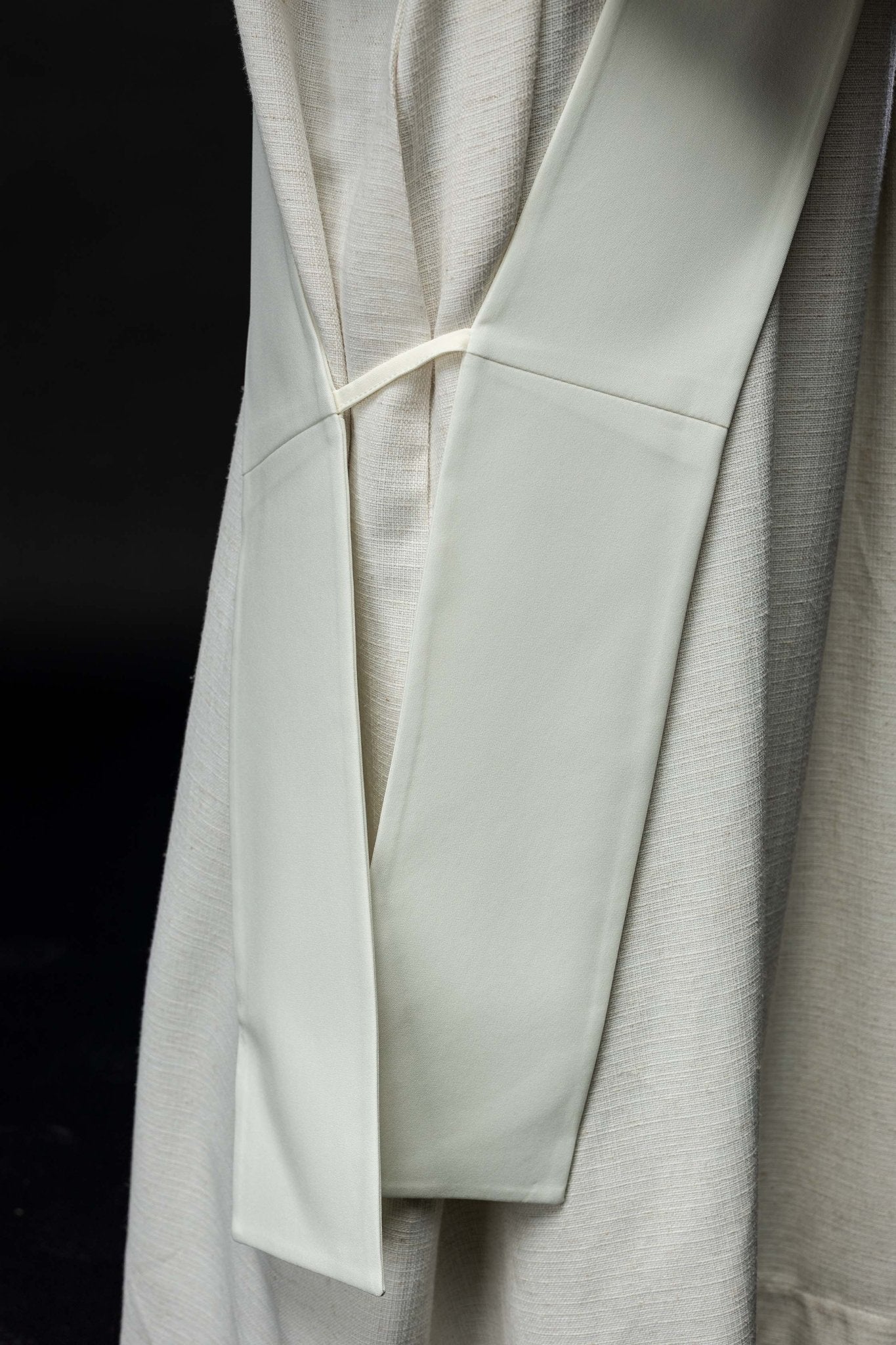 Deacon stole with grape and cross motif in ecru - Image 4