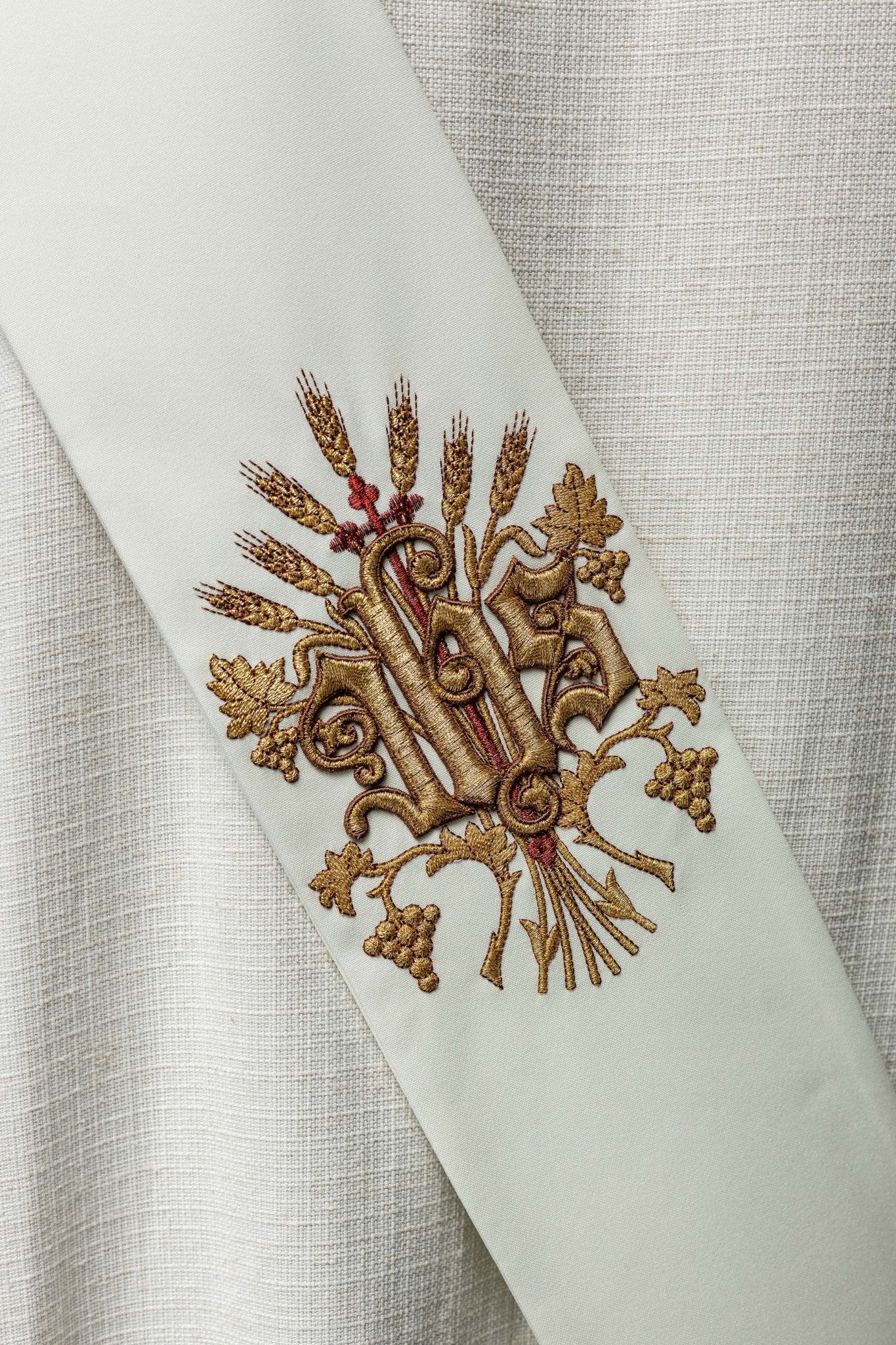 Deacon stole with grape and cross motif in ecru - Image 6
