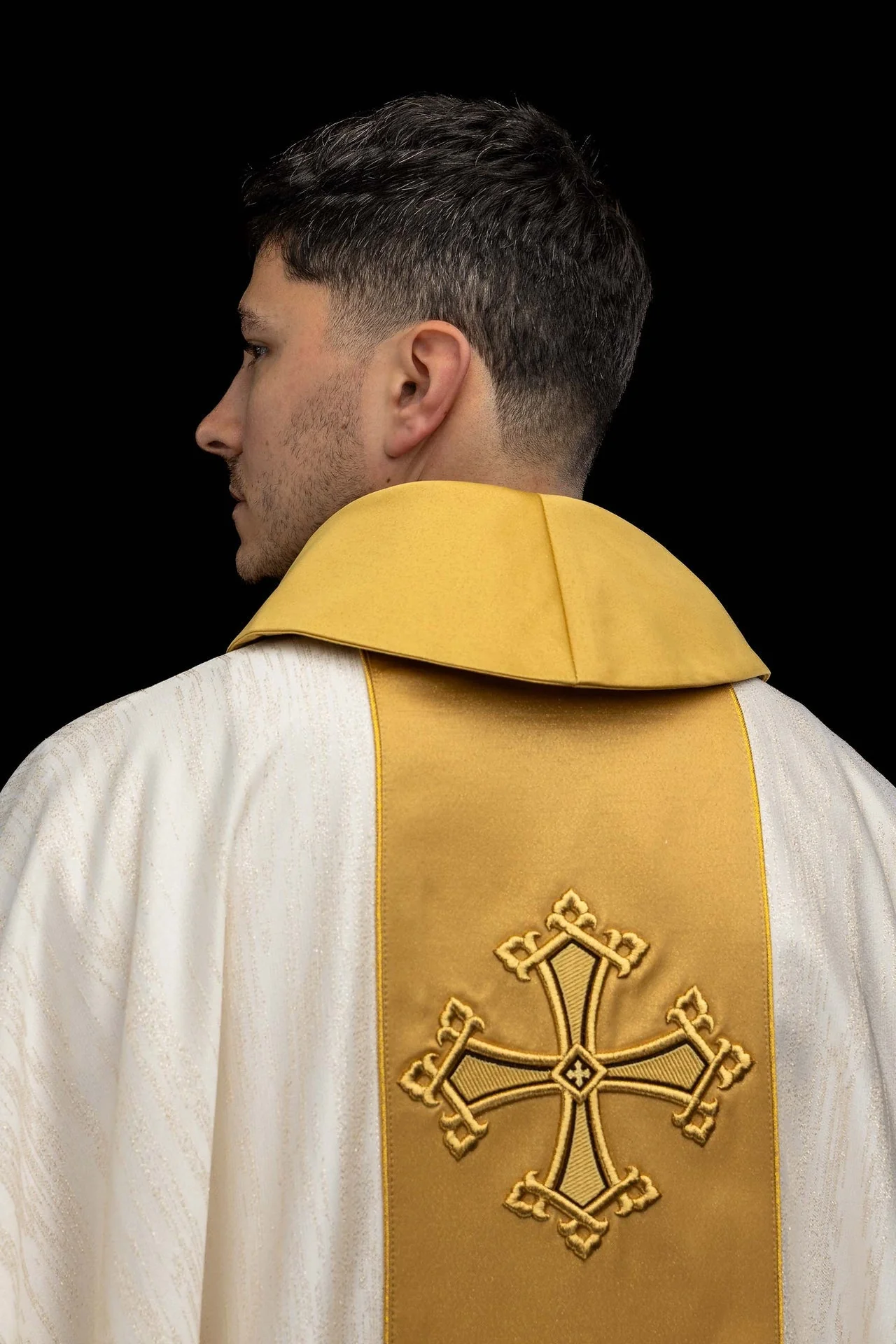 Ecru chasuble with an embroidered cross motif and a decorative fabric orphrey panel - Image 5