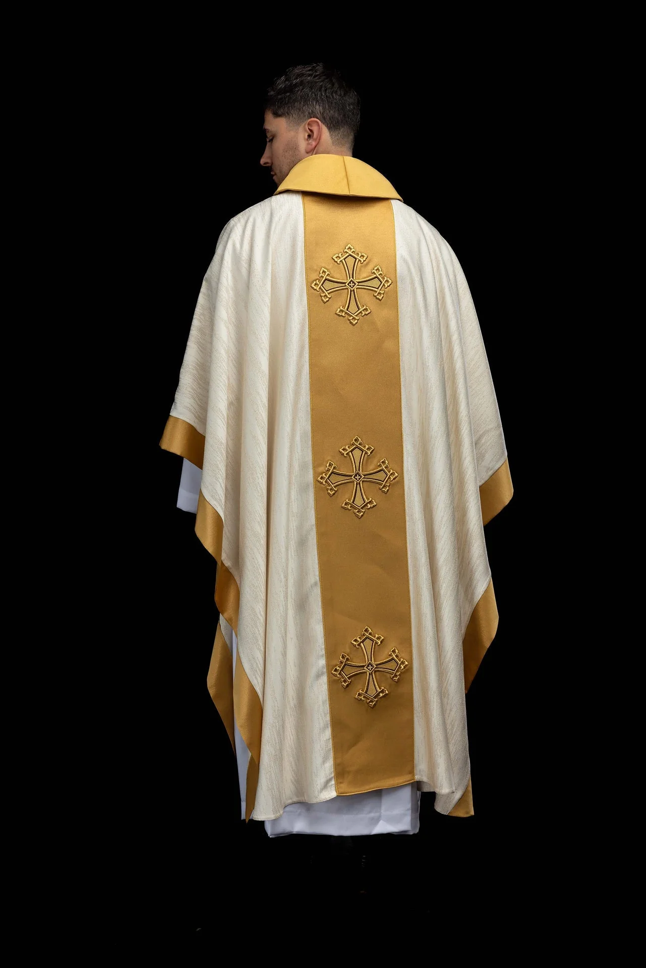 Ecru chasuble with an embroidered cross motif and a decorative fabric orphrey panel - Image 7