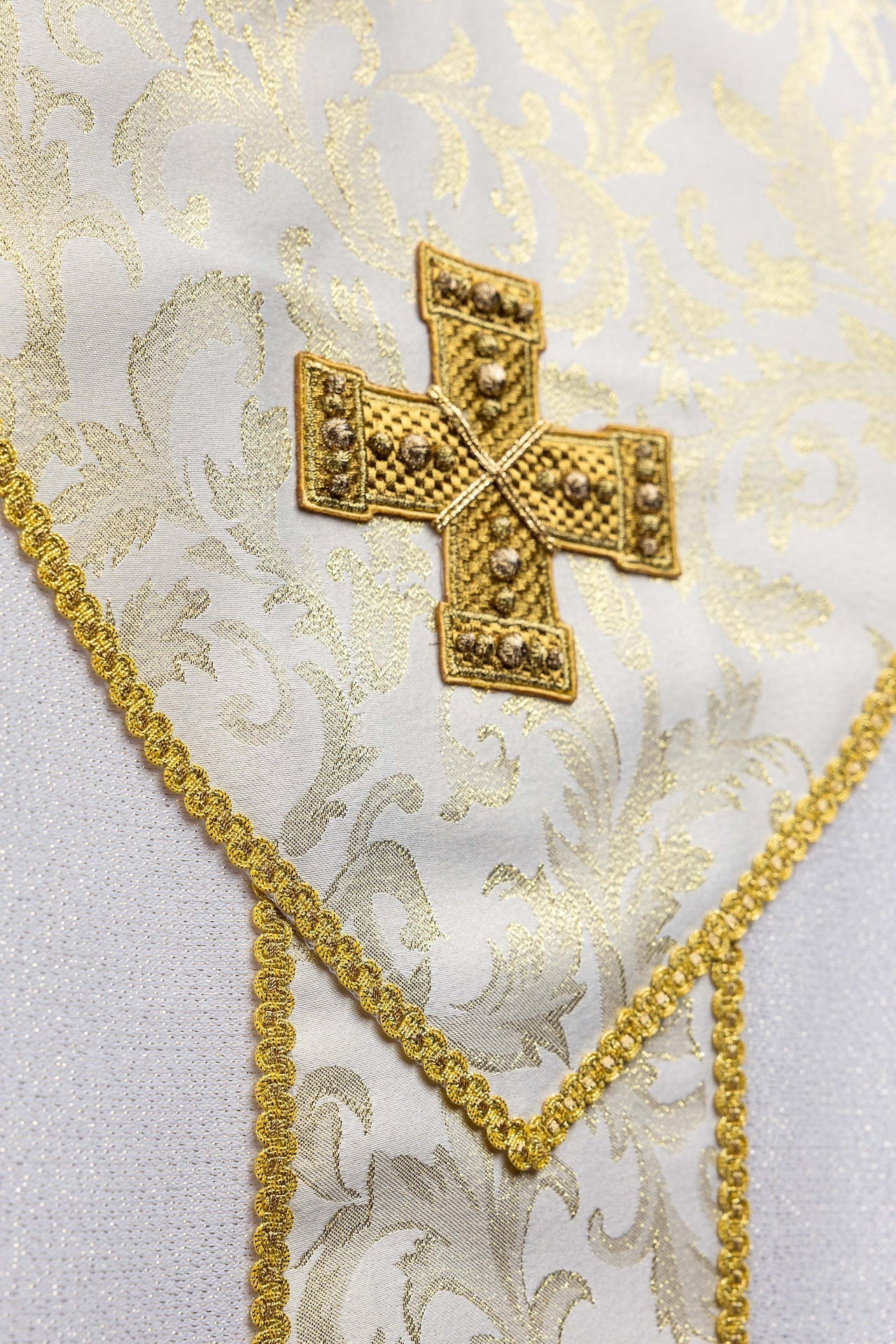 Ecru Chasuble with Cross Adorned with Jacquard Fabric - Image 6