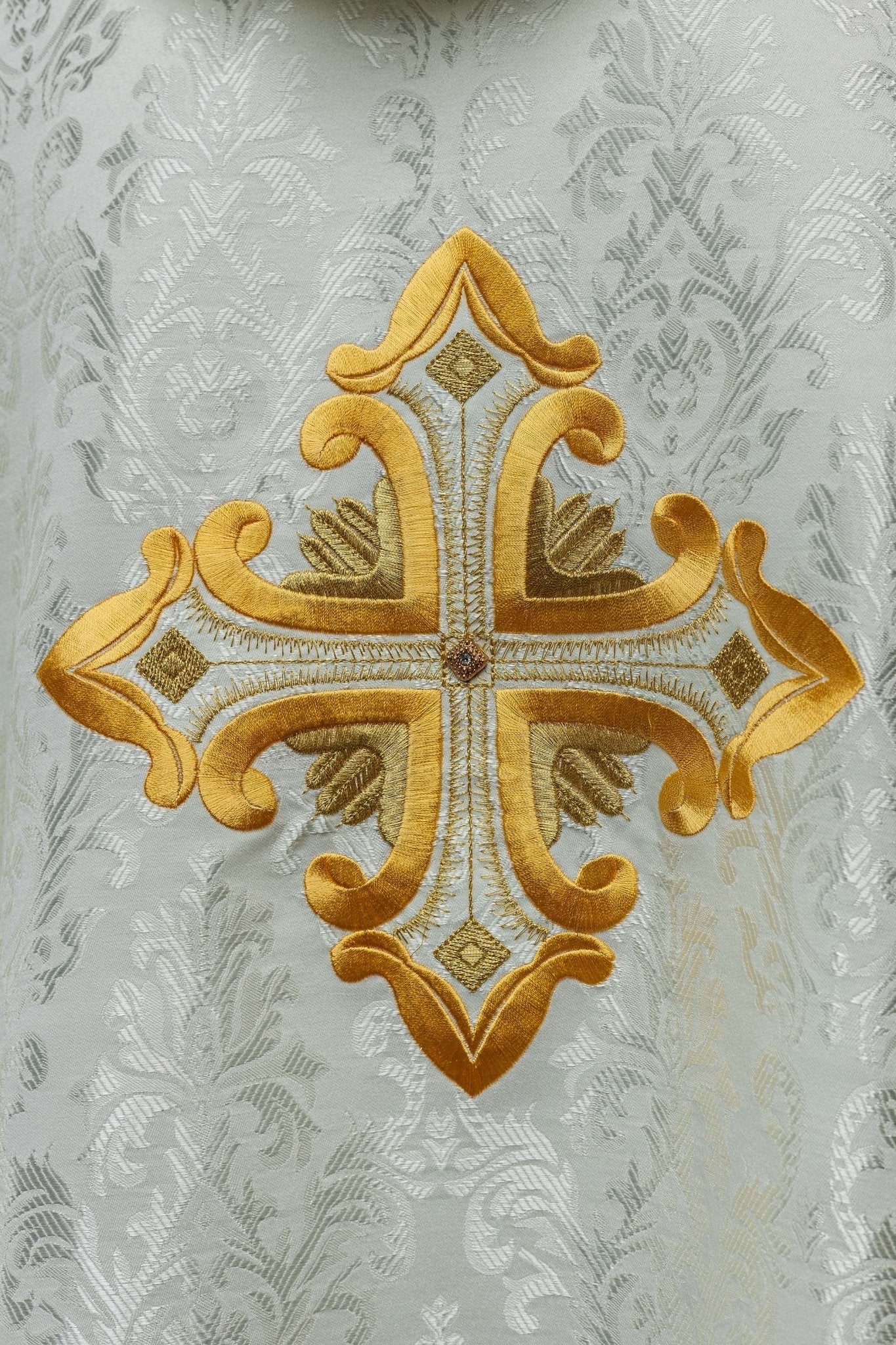 Ecru chasuble with cross made of patterned fabric - Image 3
